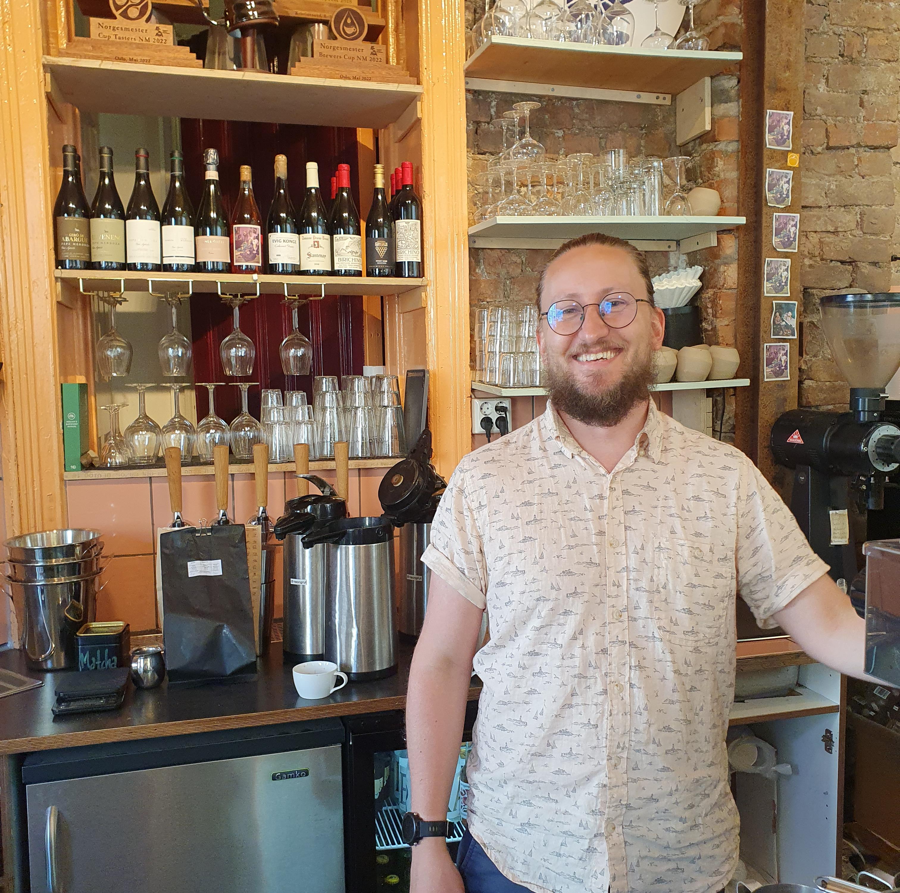 ENTUSIASTISK: Daniel Johannessen (32), som er barista på Neongrut i Oslo, ser stort potensial i Espresso Tonic.