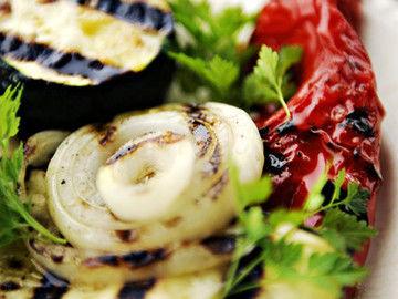 Couscous-salat med grillede grønnsaker.