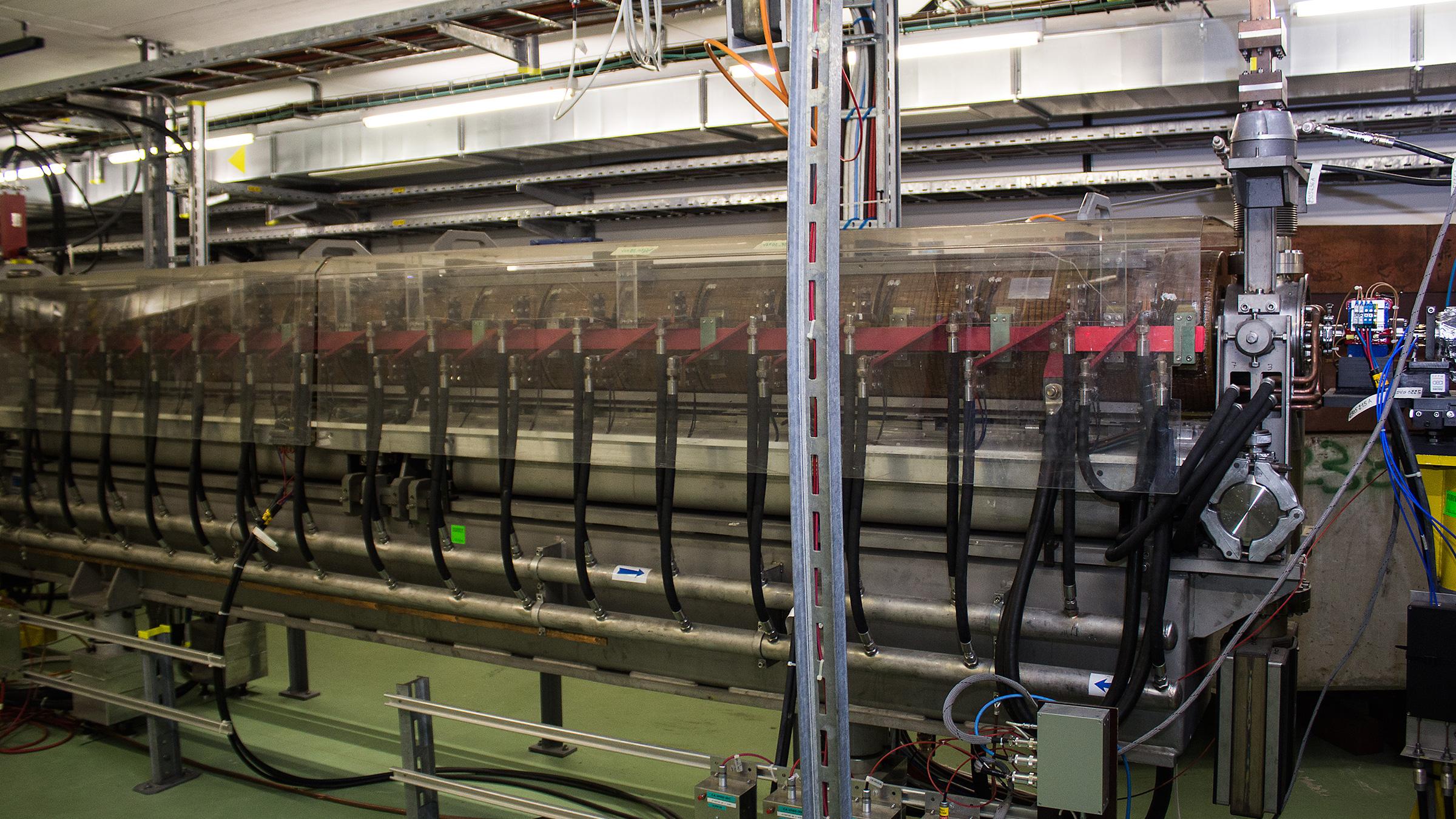 Elektronene skytes inn i strålelinjen, hvor solenoidmagneter sikrer at elektronene ikke støtes fra hverandre – men heller oppfører seg slik som de skal. I motsetning til LHC sine magneter er ikke disse superledende. Slikt er nemlig mest nødvendig når man skal bøye en stråle, og det slipper man jo å gjøre i en lineær akselerator – eller LINAC på fagspråket.Foto: Varg Aamo, Hardware.no