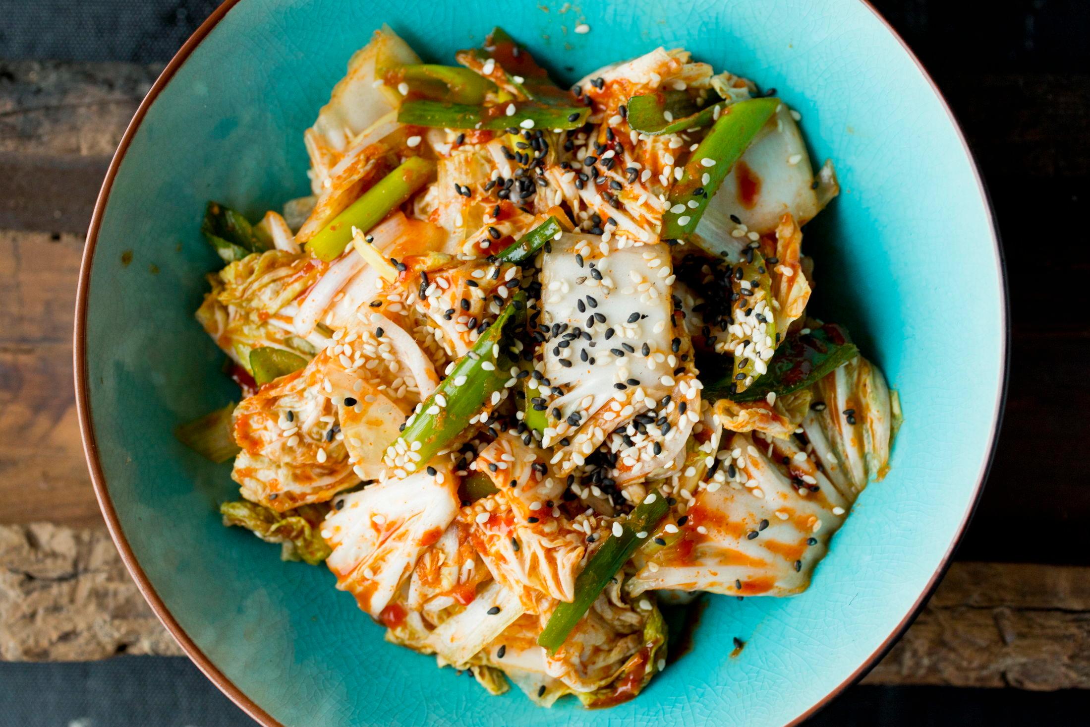 KOREAS NASJONALRETT: Sterkt, syrlig og salt - kimchi er en rett som serveres til nesten alle koreanske retter. Foto: Sara Johannessen/VG