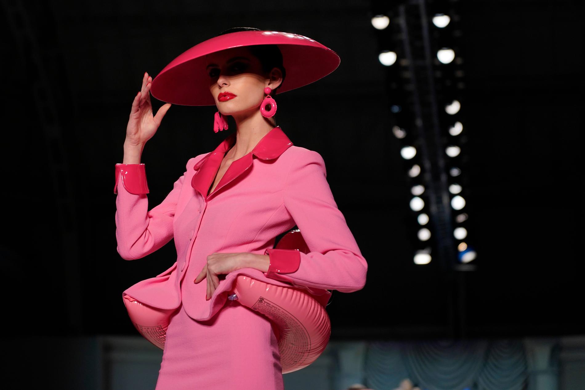 Moschino visade upp en hel del rosa med inslag av plast för våren 2023. Redan 2015 gjorde dock modehuset en kollektion inspirerad av den ikoniska dockan. 