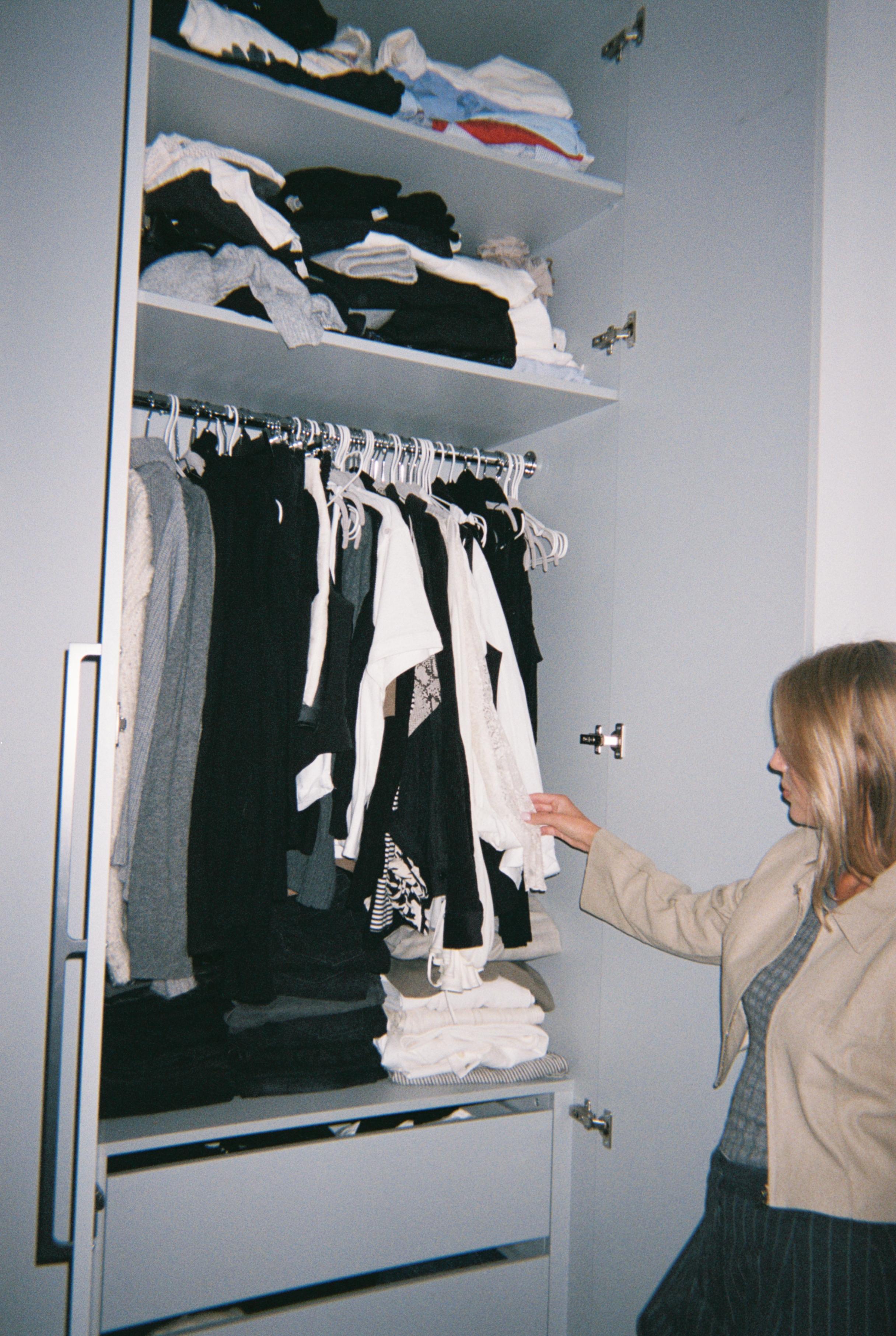 I GARDEROBEN: Folk blir ofte overrasket når Anniken Jørgensen viser frem garderoben sin i sosiale medier. Her har hun alle klærne hun bruker, med sommerklær plassert på hyllene øverst. Hun vil heller kombinere plaggene på nye måter, enn å kjøpe mye nytt. 