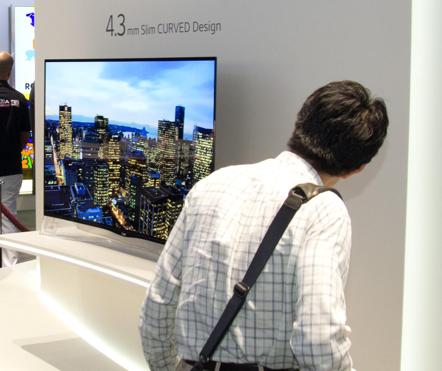 Den tynne 55-tommers OLED-TV-en LG slapp i fjor kom med stivere pris enn den nye 65-tommeren vil få.Foto: Rolf B. Wegner, Hardware.no
