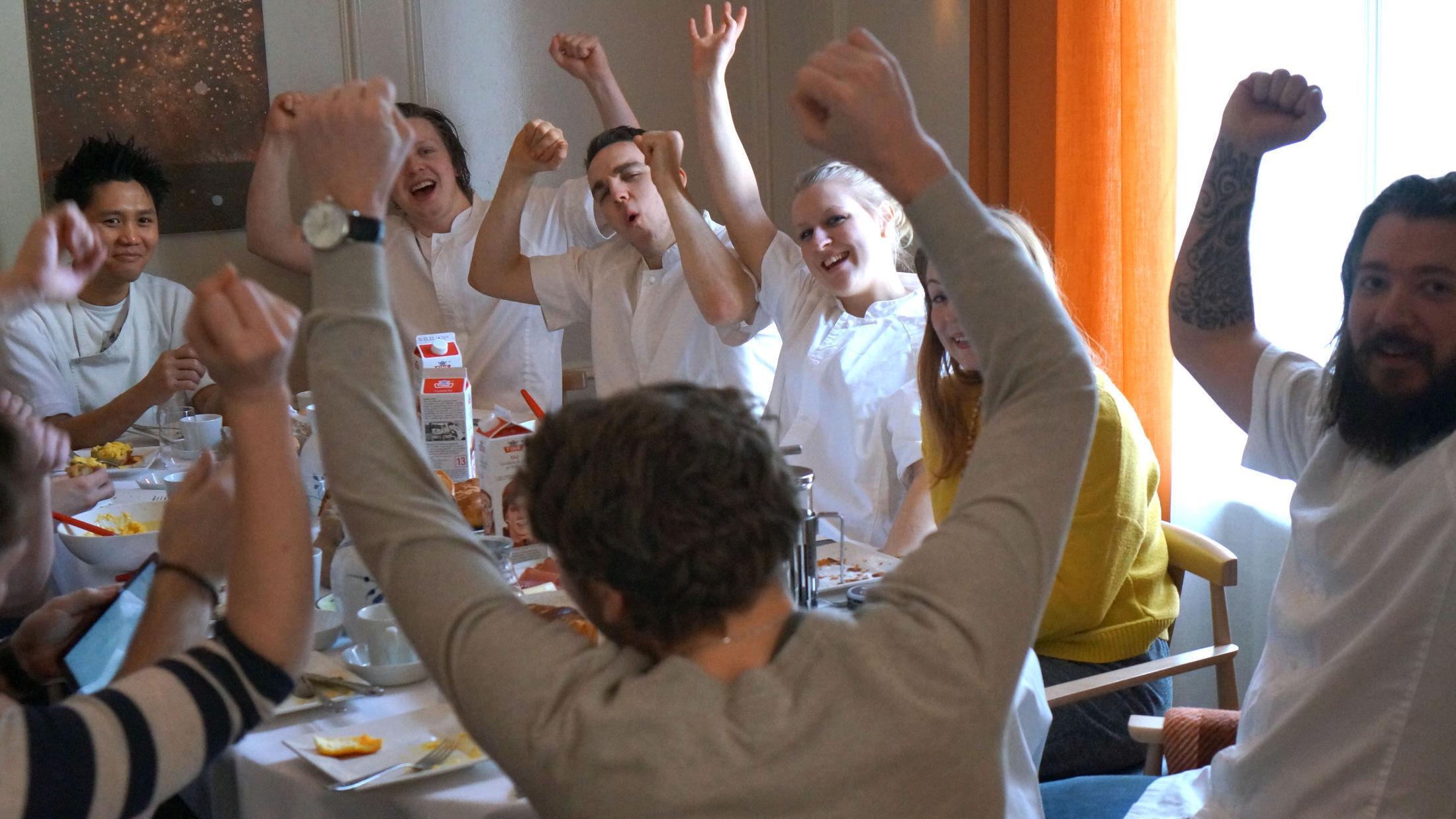 FROKOSTFEIRING: Even Ramsvik og resten av de ansatte på Ylajali feiret Michelin-stjernen med en felles frokost og jubel. Foto: Maria Tveiten Helgeby