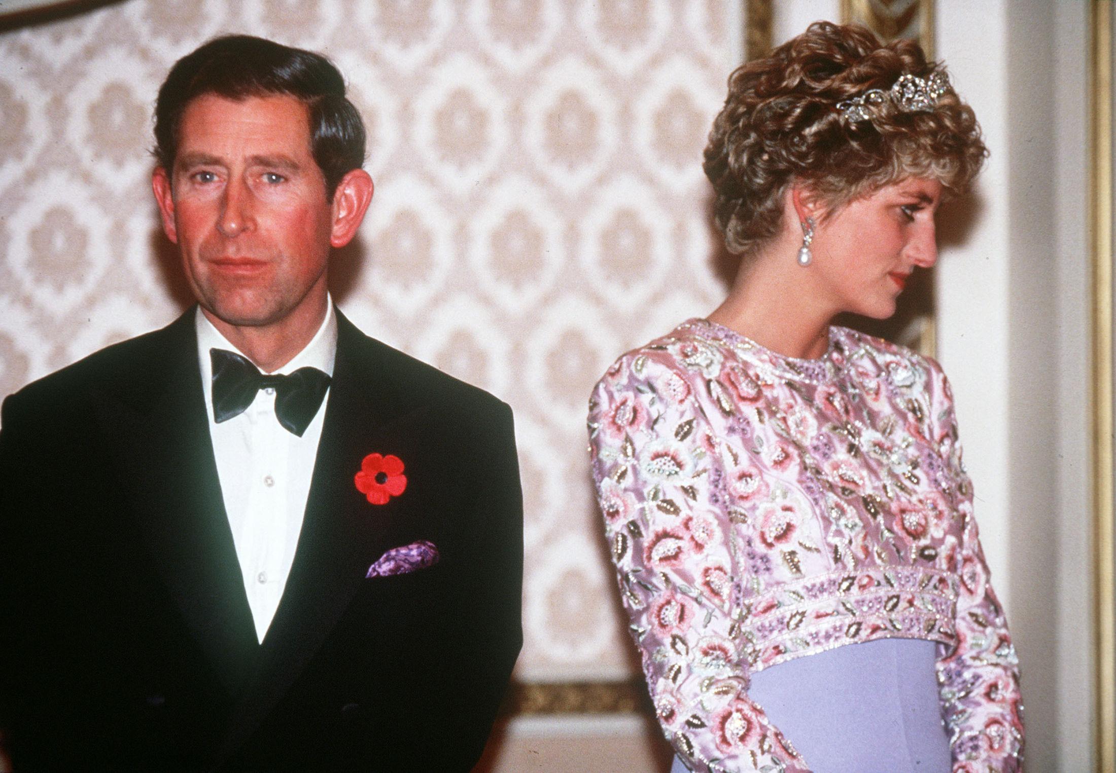 SISTE OPPDRAGSAMMEN: Her er prins Charles og Diana i Korea i 1992. Legg merke til at Charles' tørkle matcher Dianas kjole. Dette var deres siste offisielle reise sammen. Foto: PA Photos.