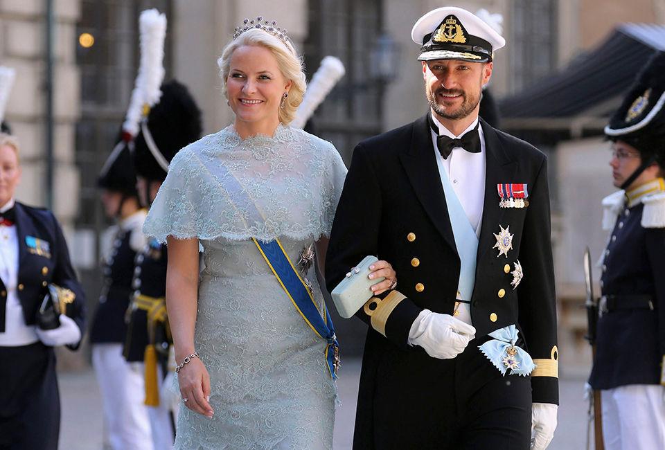 MED KAPPE: Kronprinsesse Mette-Marits nye Pucci-kjole er en dekkende variant med kappe over skuldrene. Foto: NTB Scanpix