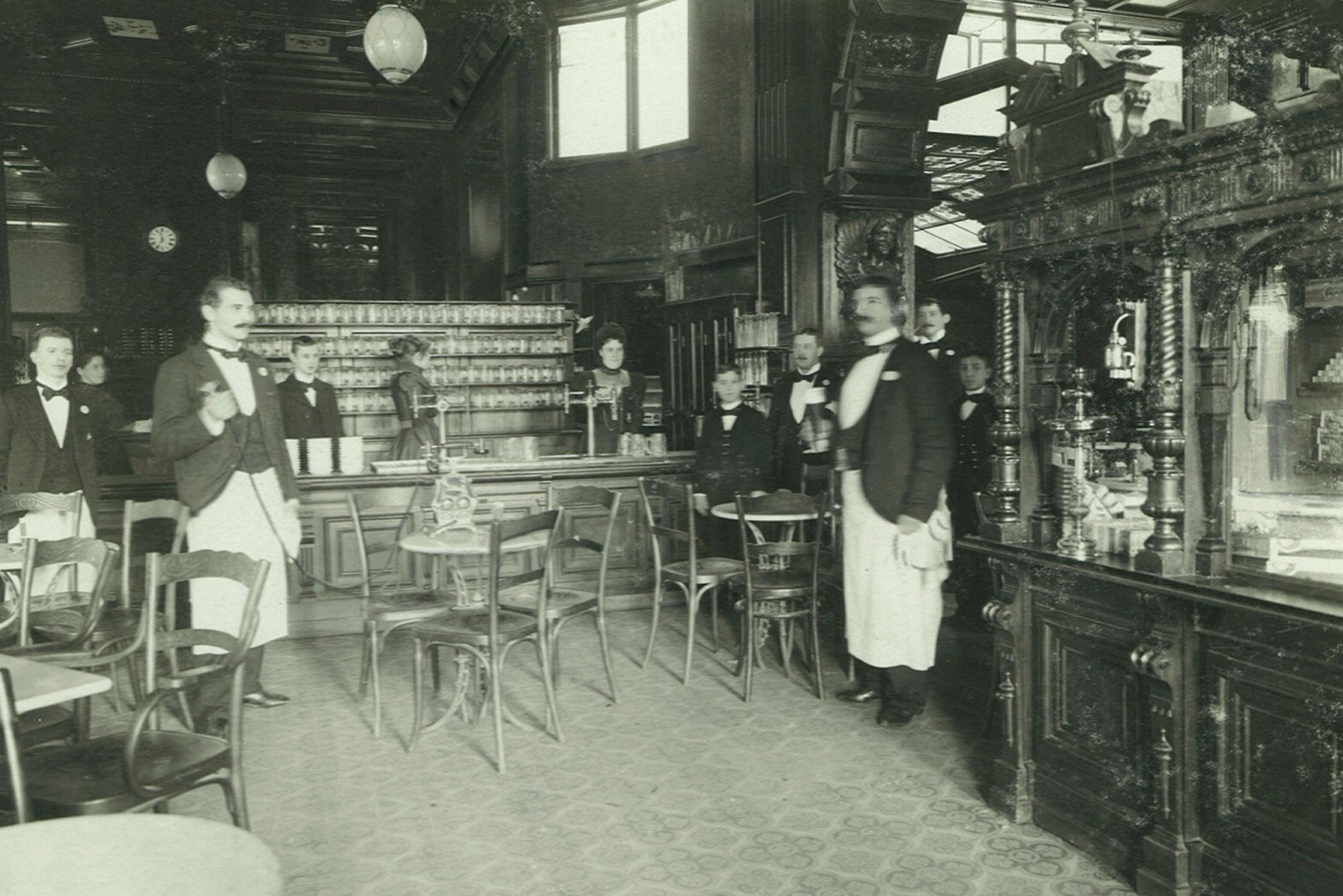 OPPVARTERE: Før i tiden ble det brukt ringeklokke når man ville ha tak i en kelner. Bildet er tatt ca. 1900. Foto: Ukjent fotograf/Grand