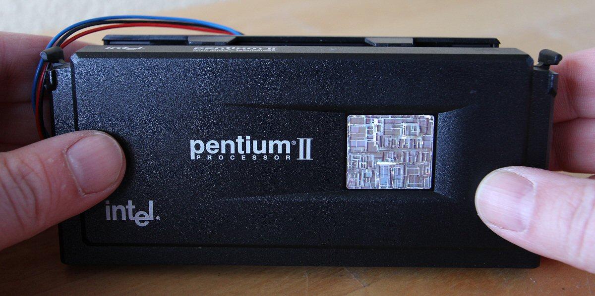 Alt var større og bedre før, her er en Intel Pentium II 333 MHz, sokkelen var Slot 1.Foto: Vegar Jansen, Hardware.no