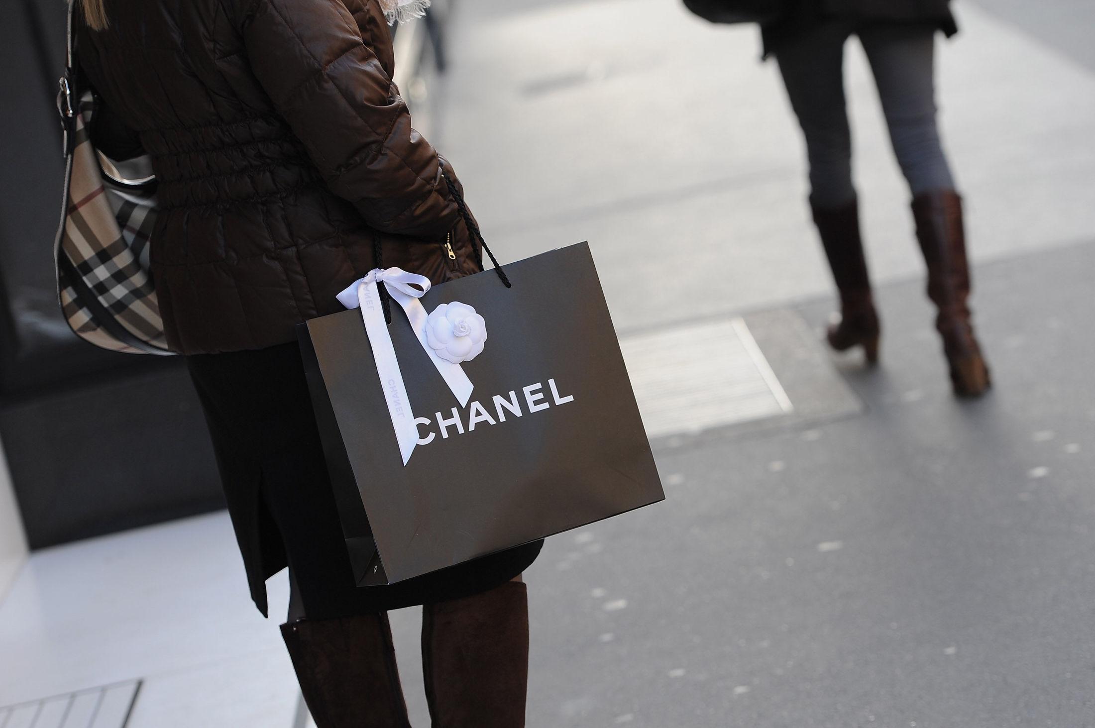 DYR SHOPPING: Mange norske jenter drømmer om å kjøpe Chanel i utlandet. Hvis varen ikke er lovlig importet til Norge, dekkes tap eller skader på varen ikke av forsikringen. Foto: Getty Images