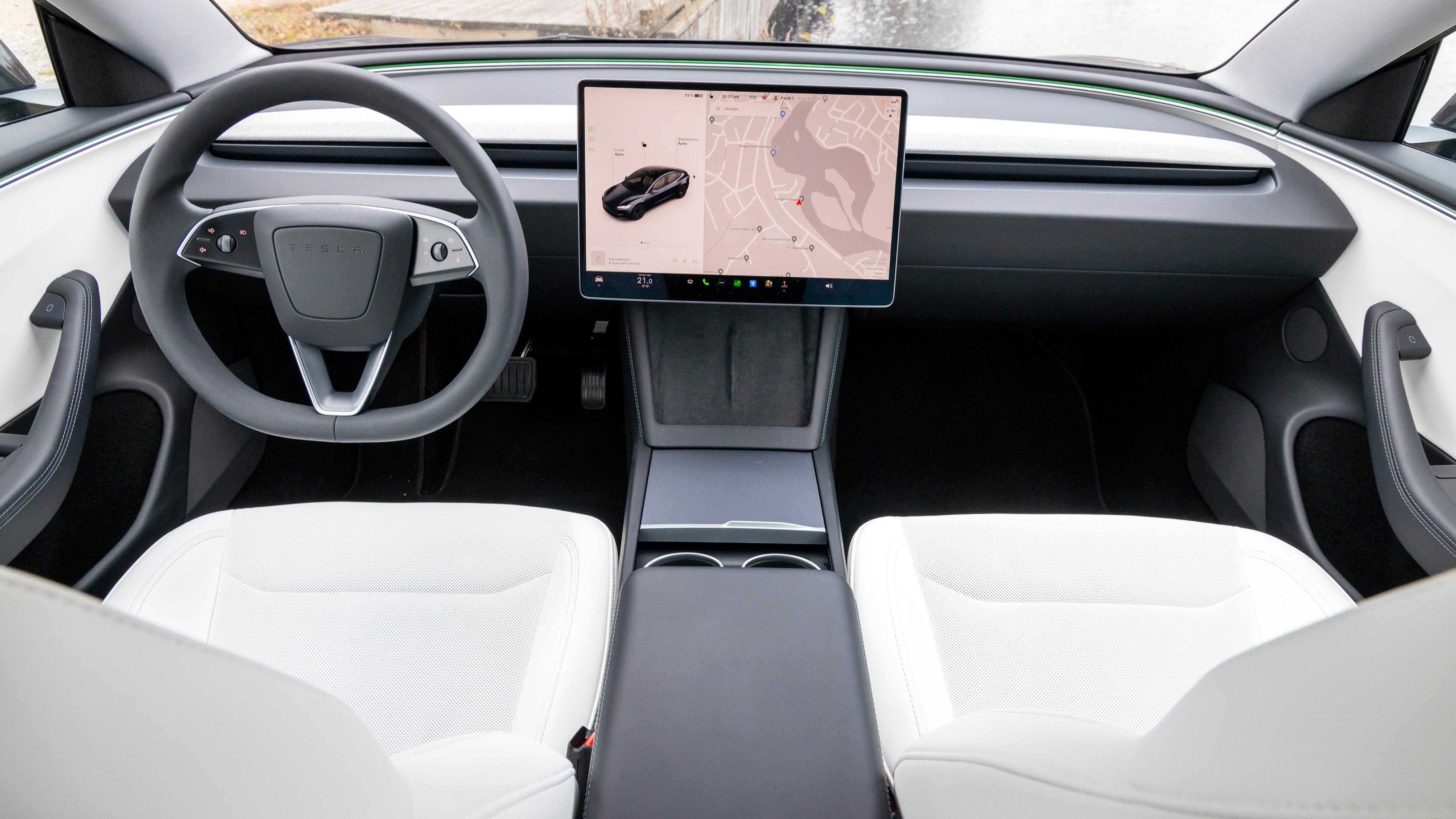 Den oppgraderte Model 3 i år har tatt Teslas minimalisme til nye høyder - blant annet med den svært diskutable avgjørelsen om å gjøre blinklysspaken til to knapper på rattet. 