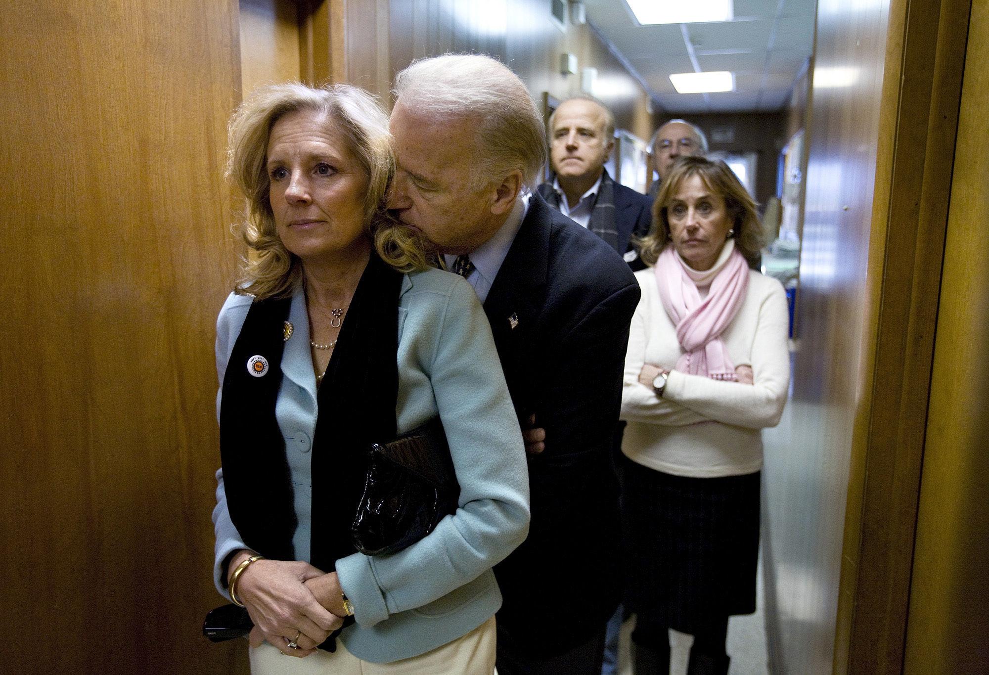 AVSLAPPET: Jill Biden omfavnes av ektemannen Joe under presidentkampanjen i 2008. Foto: Mark Hirsch/AP.