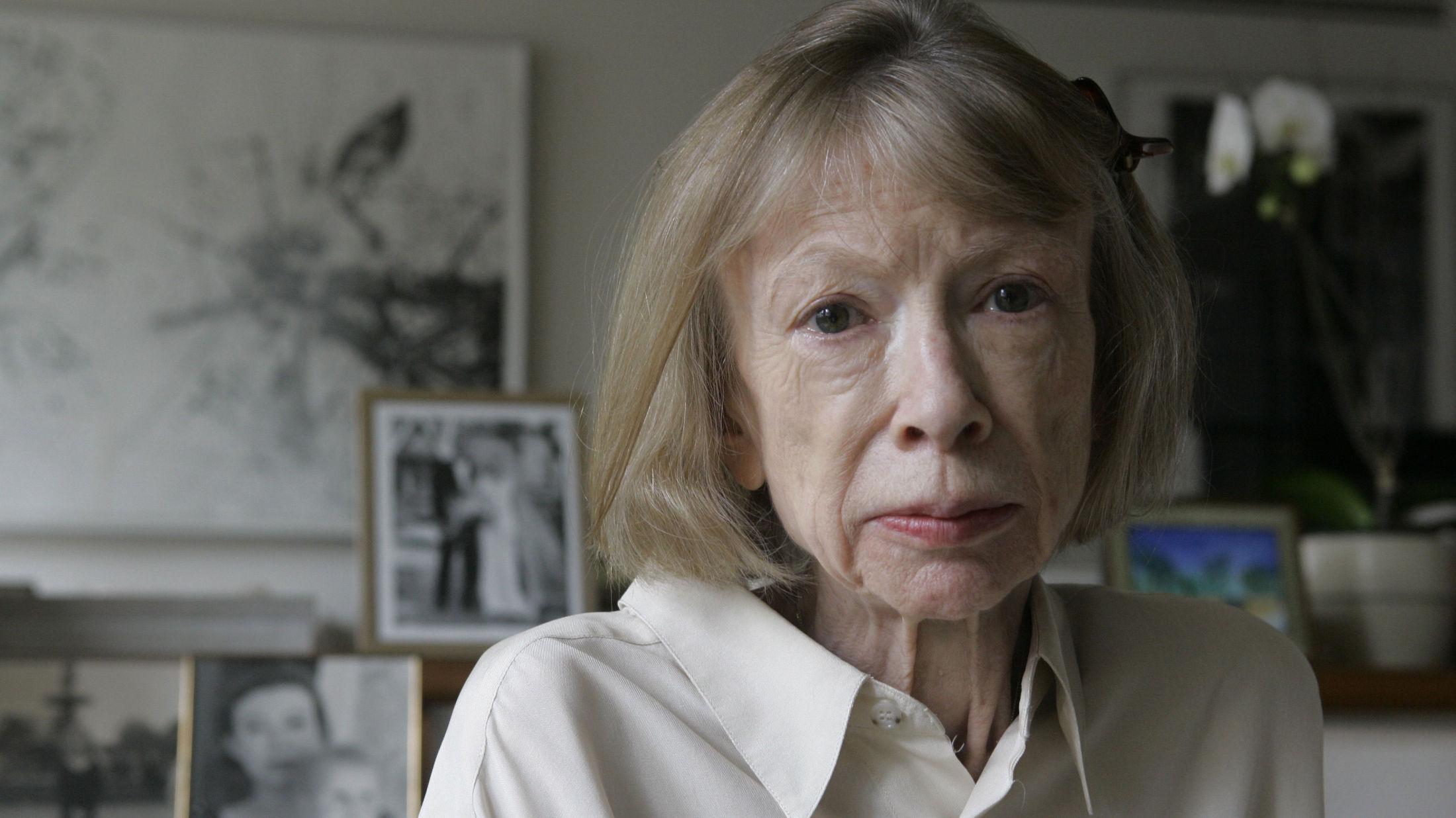 STILSIKKER Joan Didion er mest kjent for sitt forfatterskap, men er også kjent fror sin ikoniske stil. Nå blir hun dessuten et enda hetere navn i motebransjen, som Célines kampanjemodell. Foto: NTB Scanpix