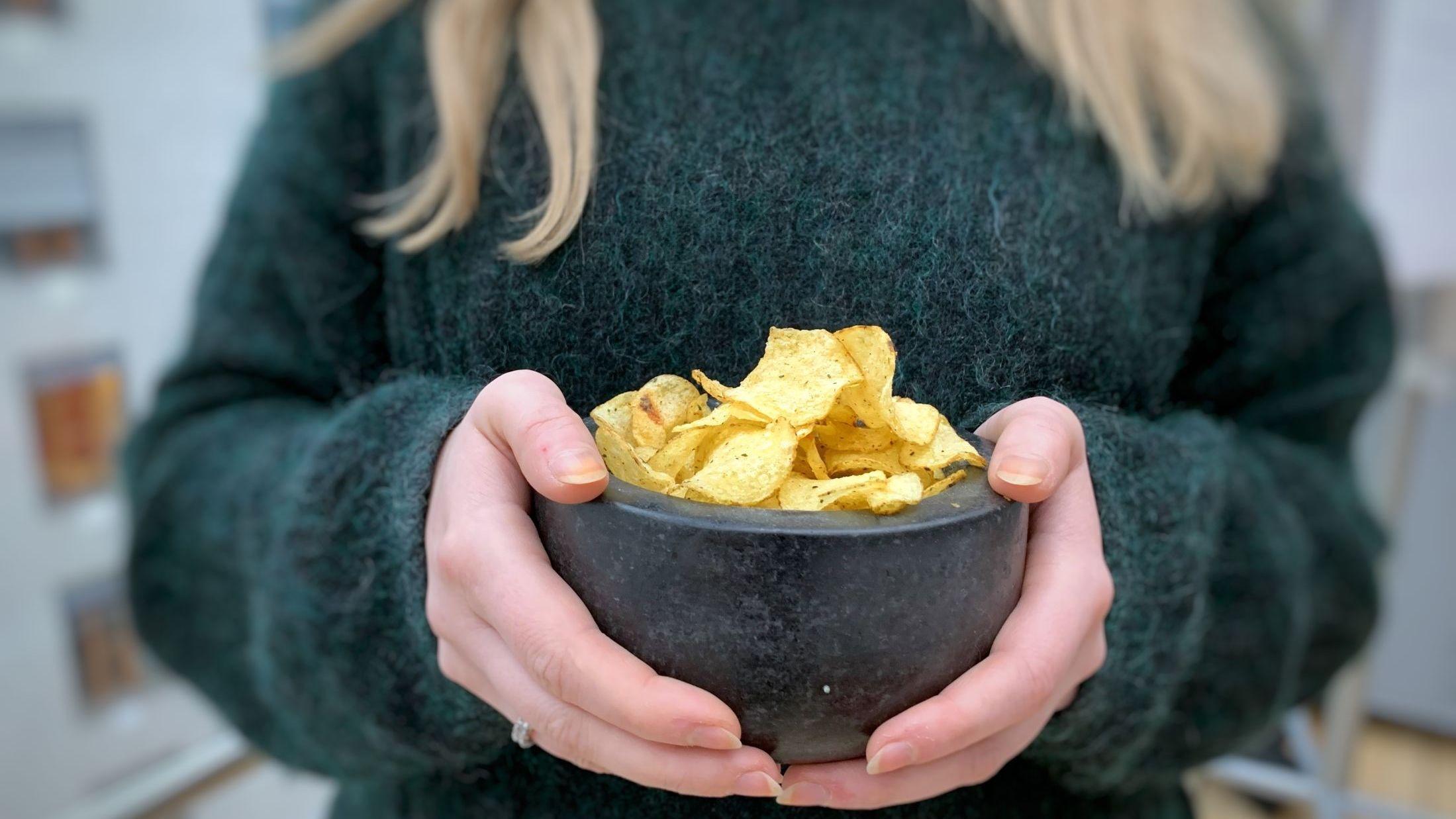 LITE HAVSMAK: Ifølge kolleger som tester chipsen smaker den salt potetgull, men lite av noe som minner om hav og tang. Foto: Tjodunn Dyrnes