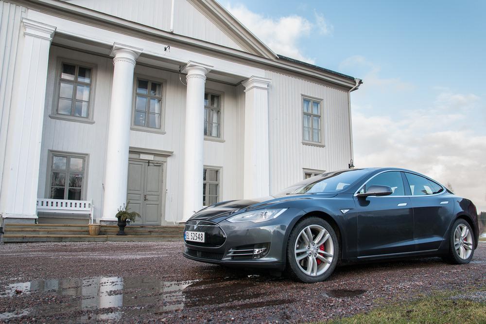 Tesla Model S P85D er en av Aston Martins RapidE sine hovedkonkurrenter. Foto: Jørgen Elton Nilsen, Tek.no
