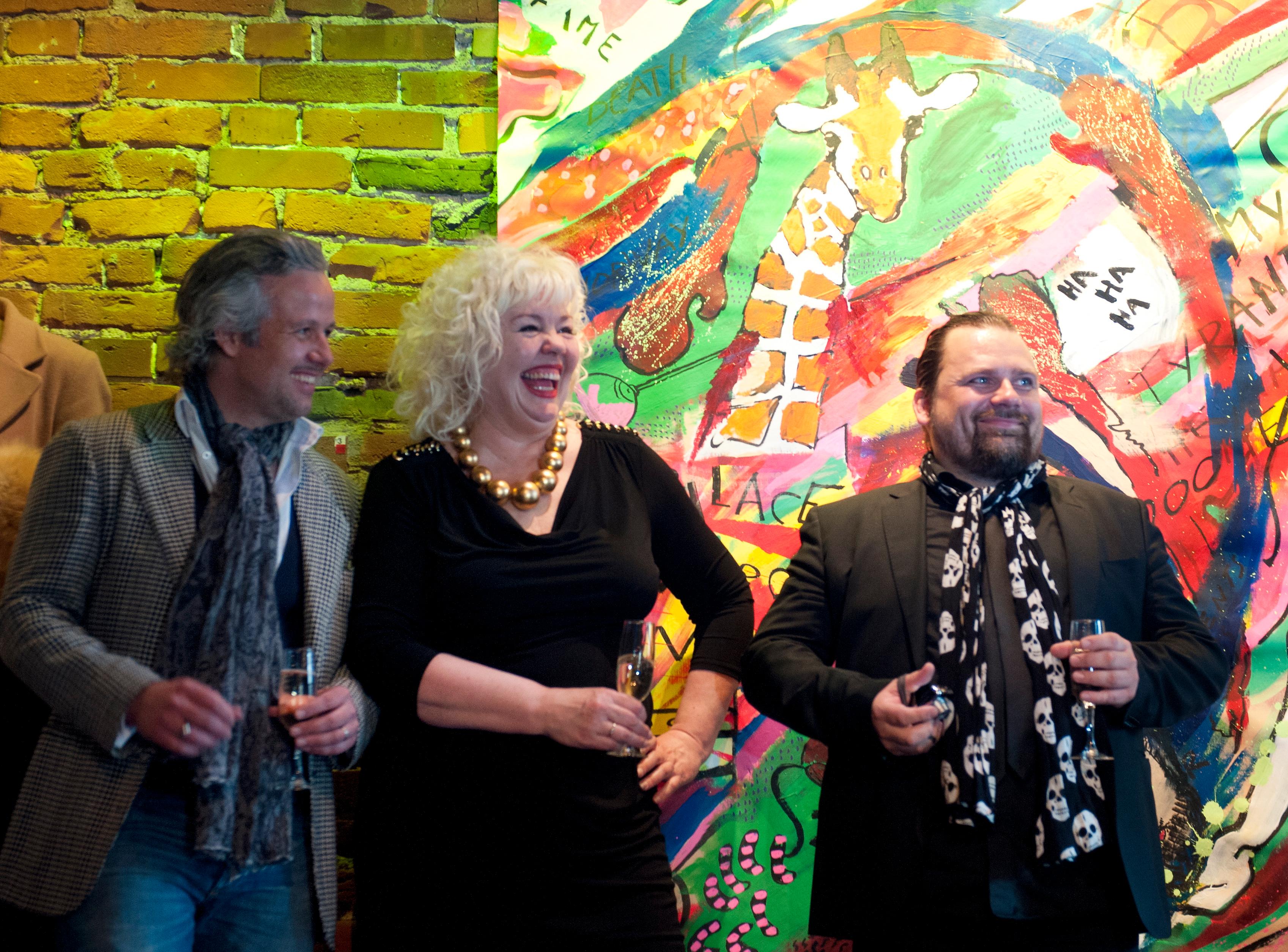Her er Unni Askeland sammen med Ari Behn og Per Heimly under åpningen av deres utstilling i Galleri Nygaten i Bergen i 2013.