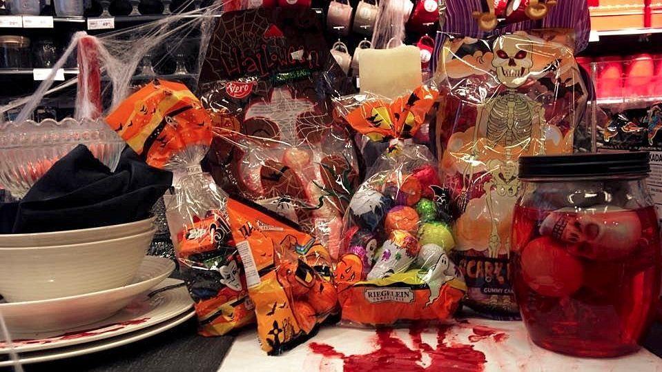 SKREMMENDE GODT: Flere riksdekkende kjedebutikker tilbyr godteri som er perfekt å gi bort på Halloween. Foto: Paal Nygård