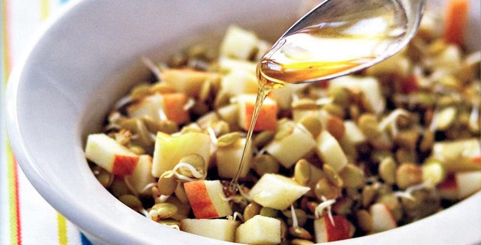 Deilig frisk salat med grÃ¸nne linser og eple - helt rÃ¥tt. (Foto: Fra kokeboken "Raw food pÃ¥ norsk".)
