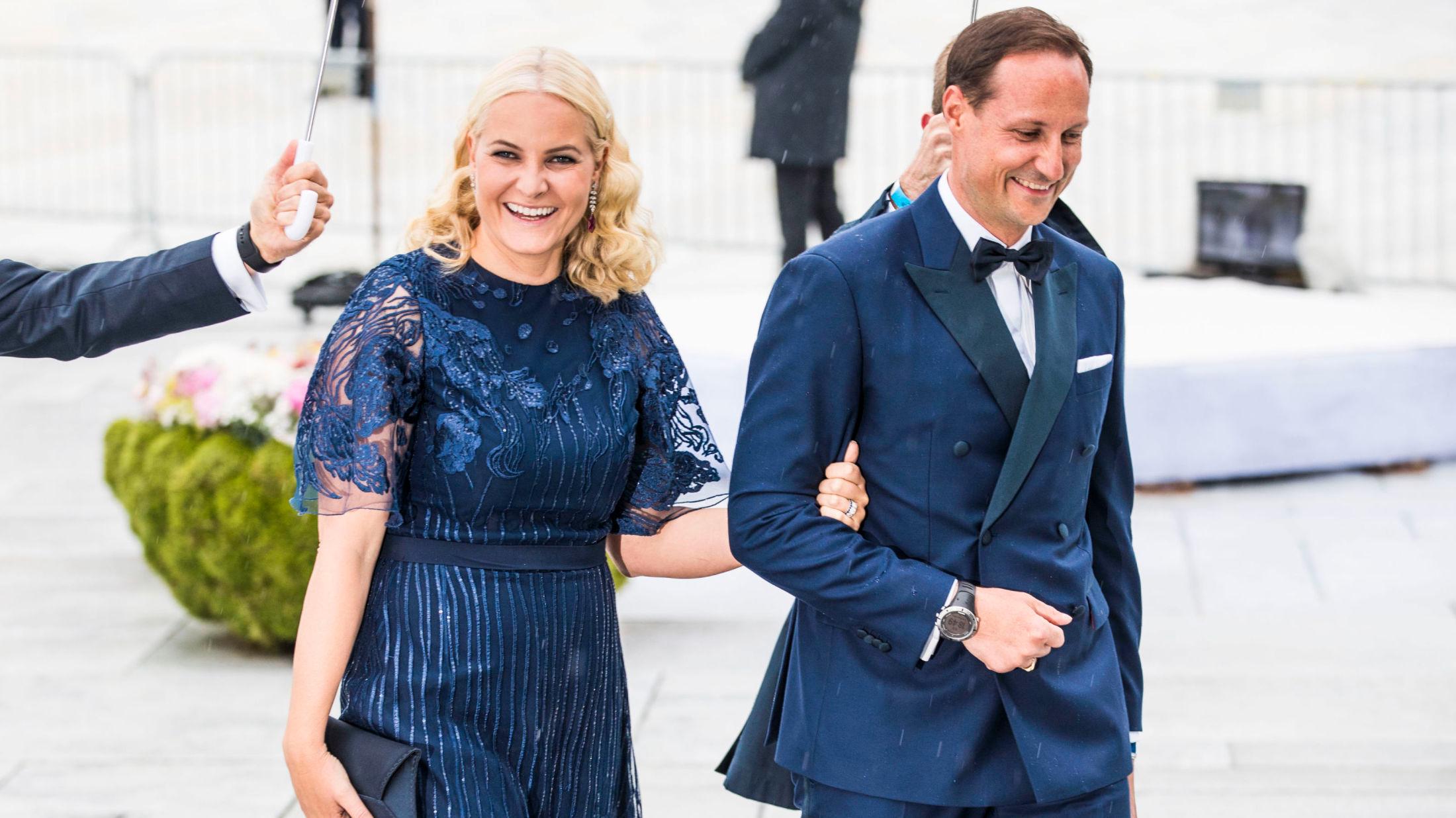 JETSET: Kronprinsesse Mette-Marit og kronprins Haakon har sterke forbindelser i den internasjonale moteeliten. Her avbildet i forbindelse med kongeparets 80-års feiring i Operaen. Foto: NTB scanpix