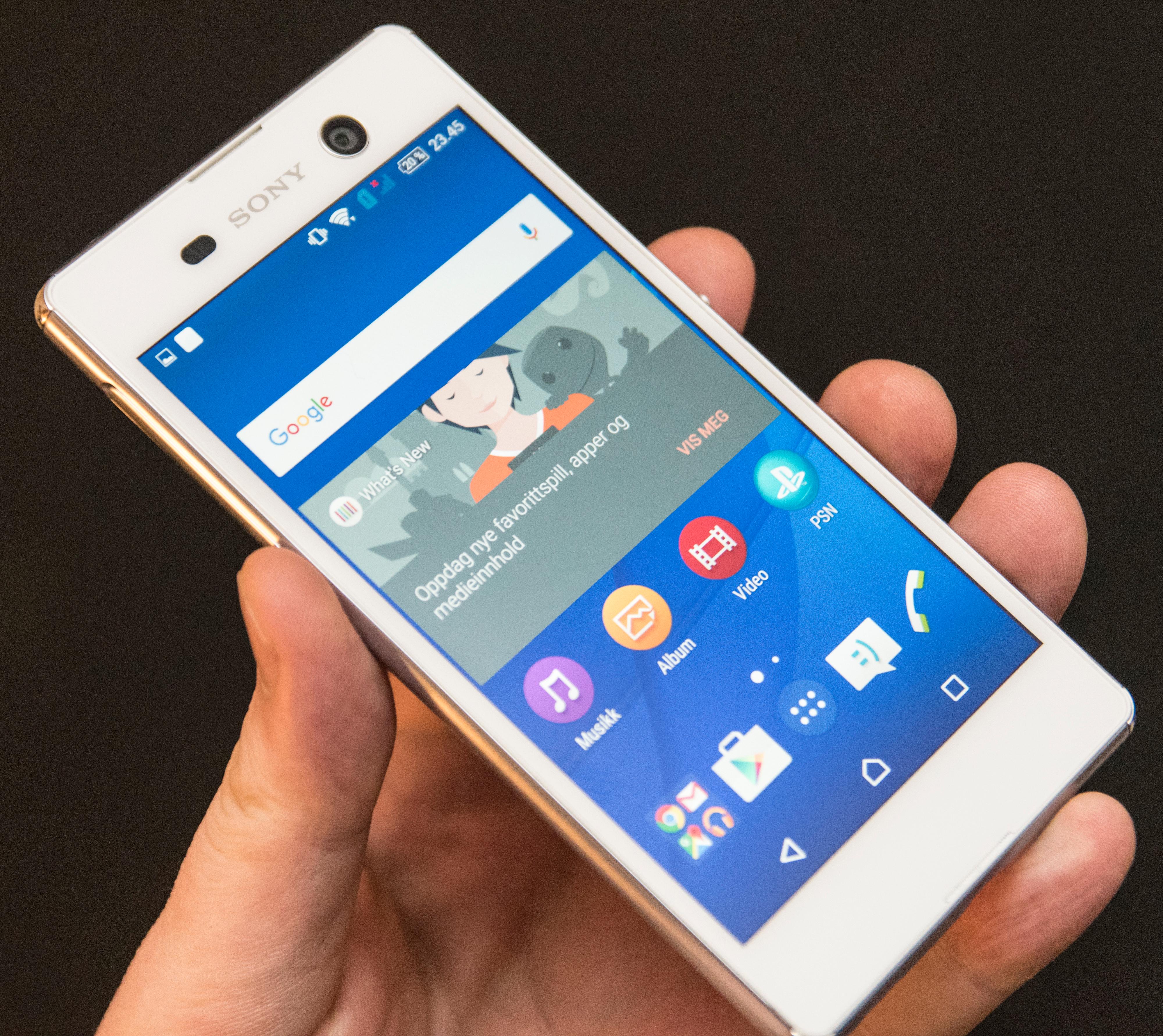 Sony Xperia M5 er lekker i hvitt, med en blank metallist rundt telefonen.