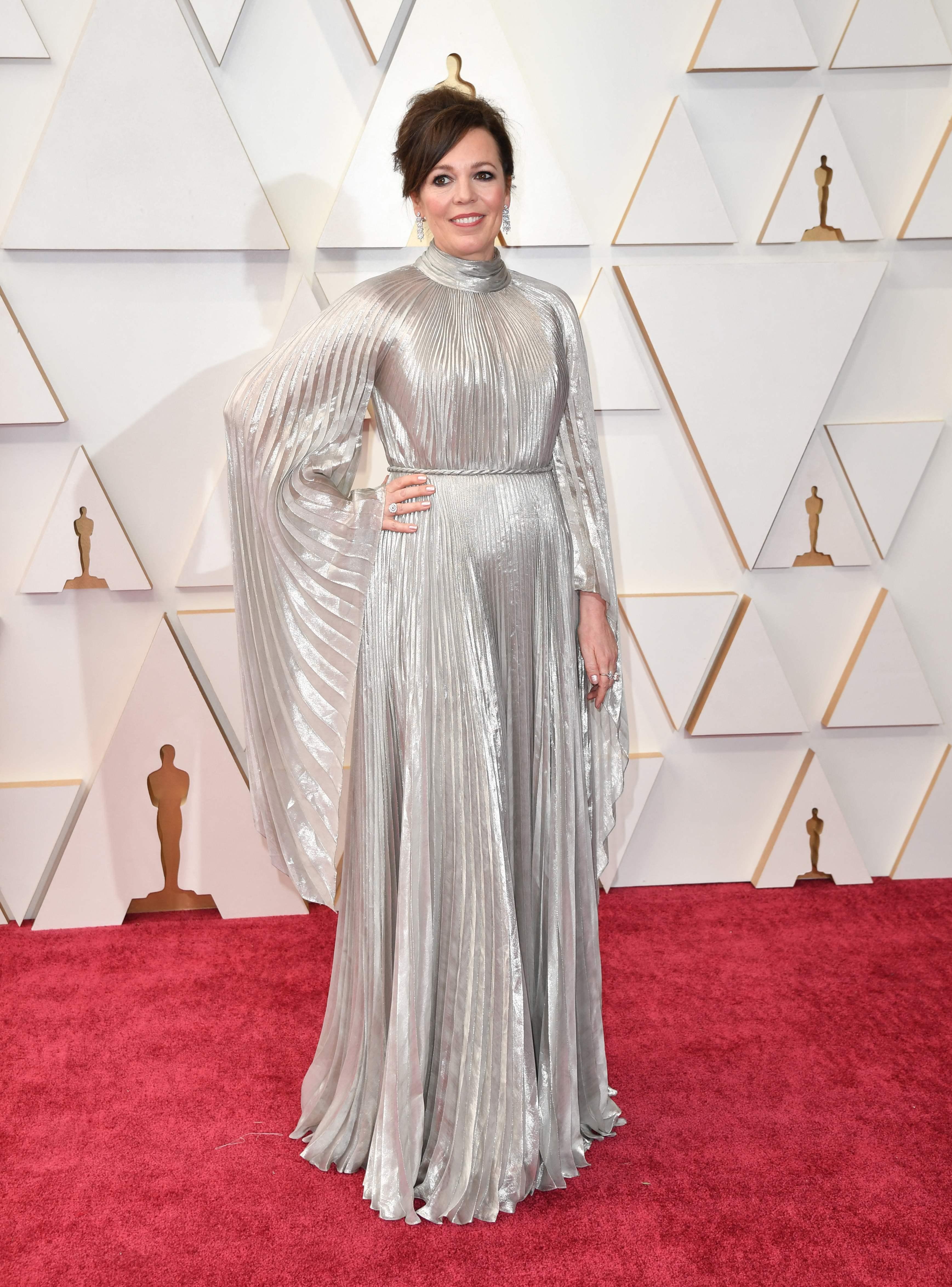 PLISSE: Olivia Colman hadde sølvfarget kjole med vide ermer. 