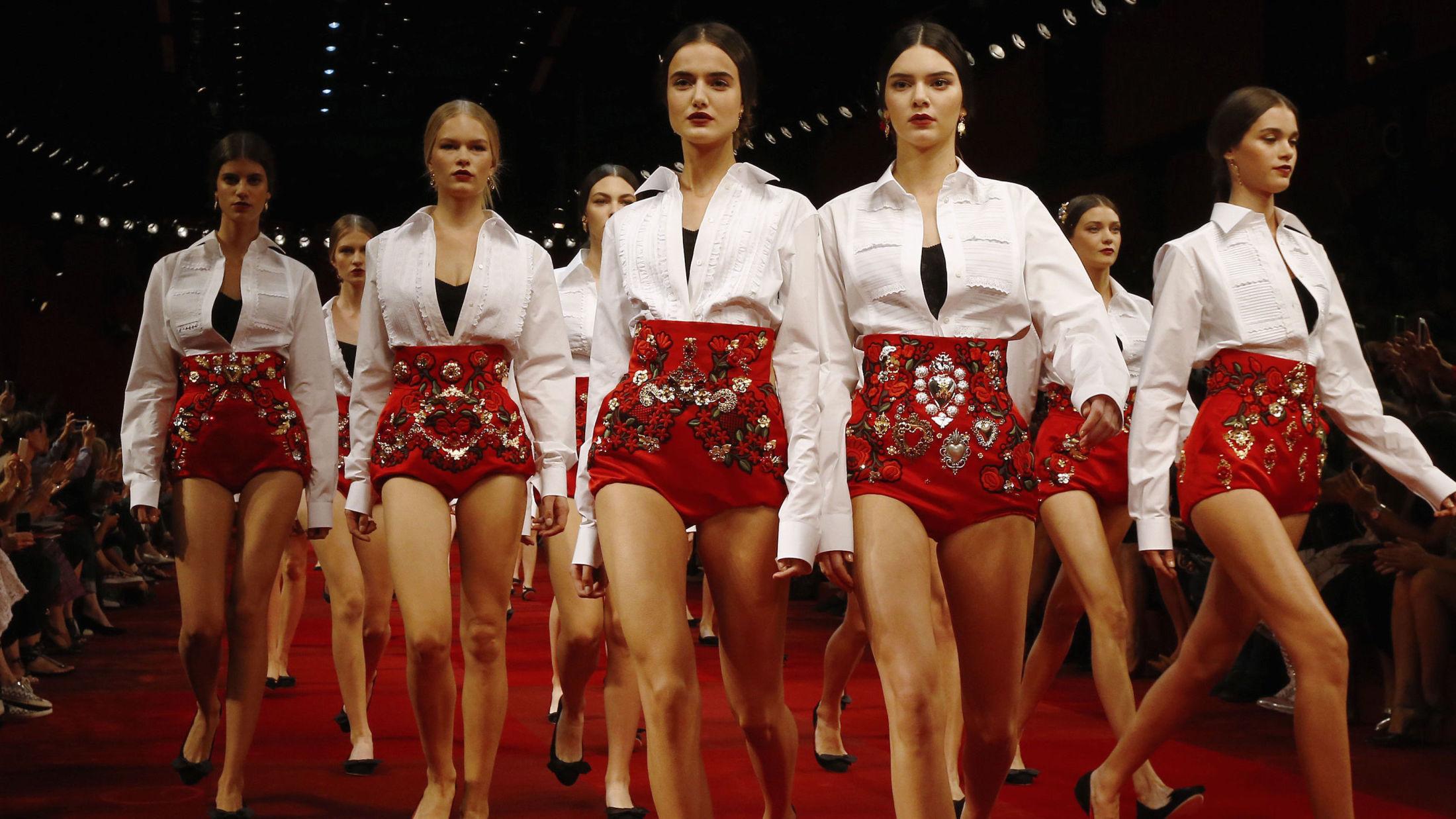 HETE TAKTER: Dolce & Gabbana er blant annet kjent for sine spektakulære catwalk-show. Her er deler av vår- og sommerkolleksjonen for neste år. Foto: NTB Scanpix