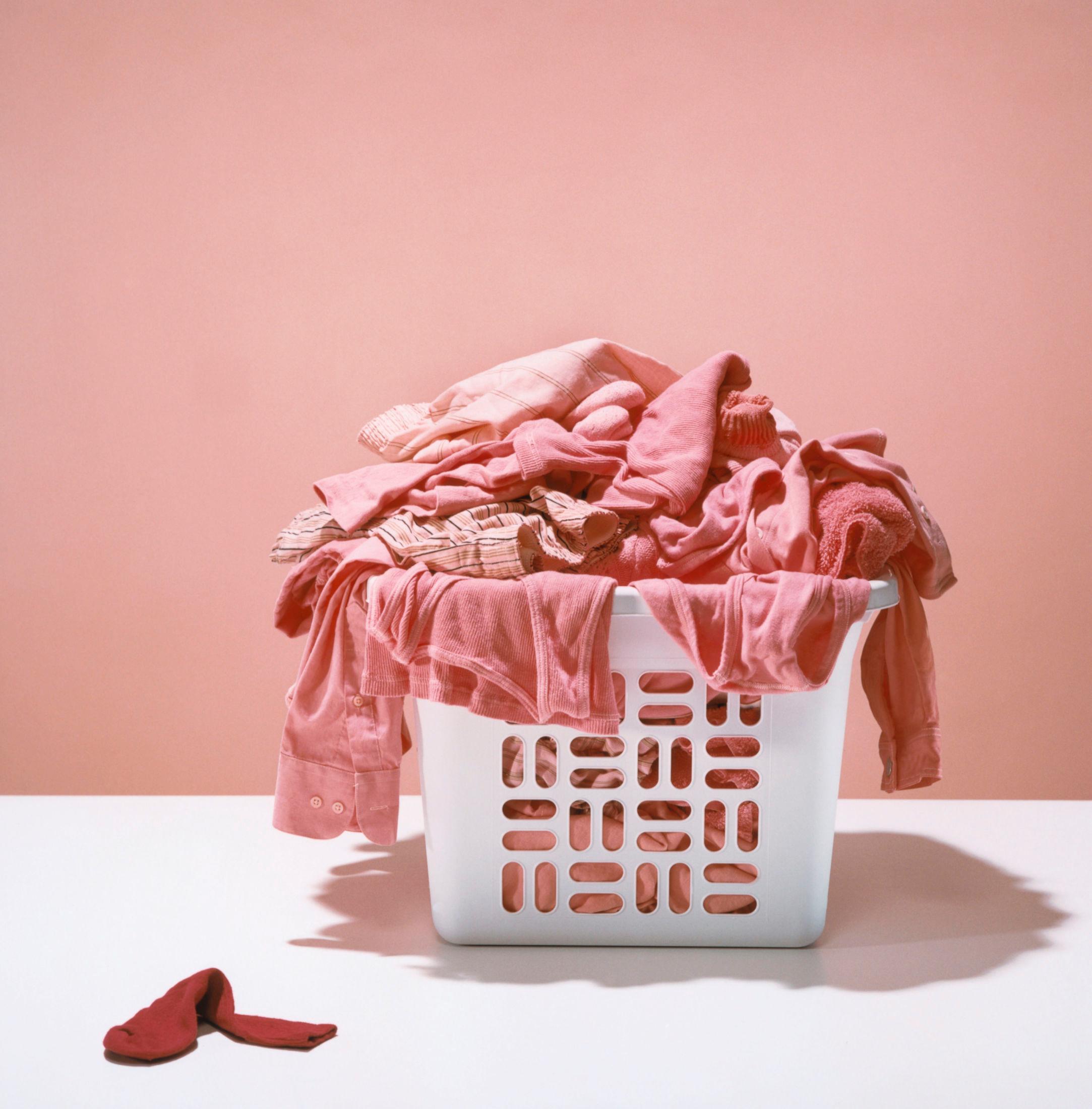 FØLG VASKEANVISNINGEN: Hvis du ikke sorterer klærne dine kan du plutselig få en hel vaskekurv full av rosa klær. Foto: Getty Images