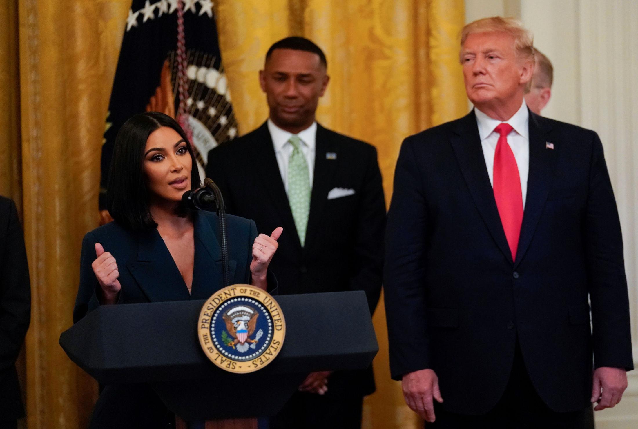 PÅ BESØK I DET HVITE HUS: Kim Kardashian West sammen med president Donald Trump i juni 2019. Foto: REUTERS/Kevin Lamarque