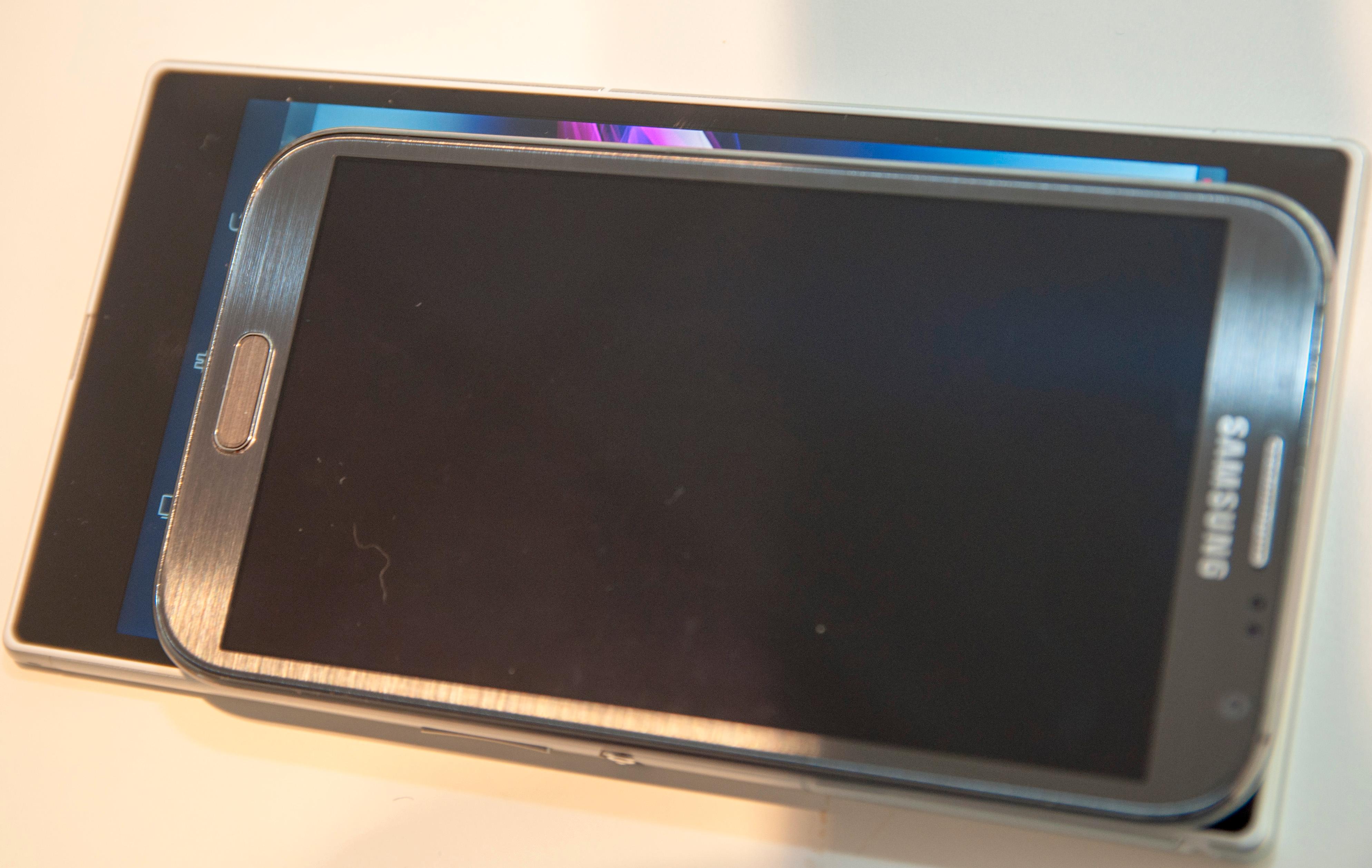 Sonys enorme Xperia Z Ultra får selv Samsung Galaxy Note 2 til å se liten ut.Foto: Finn Jarle Kvalheim, Amobil.no