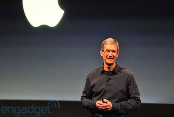 Tim Cooks står på scenen, for første gang uten Steve Jobs. (Bildet er hentet fra Engadget.)