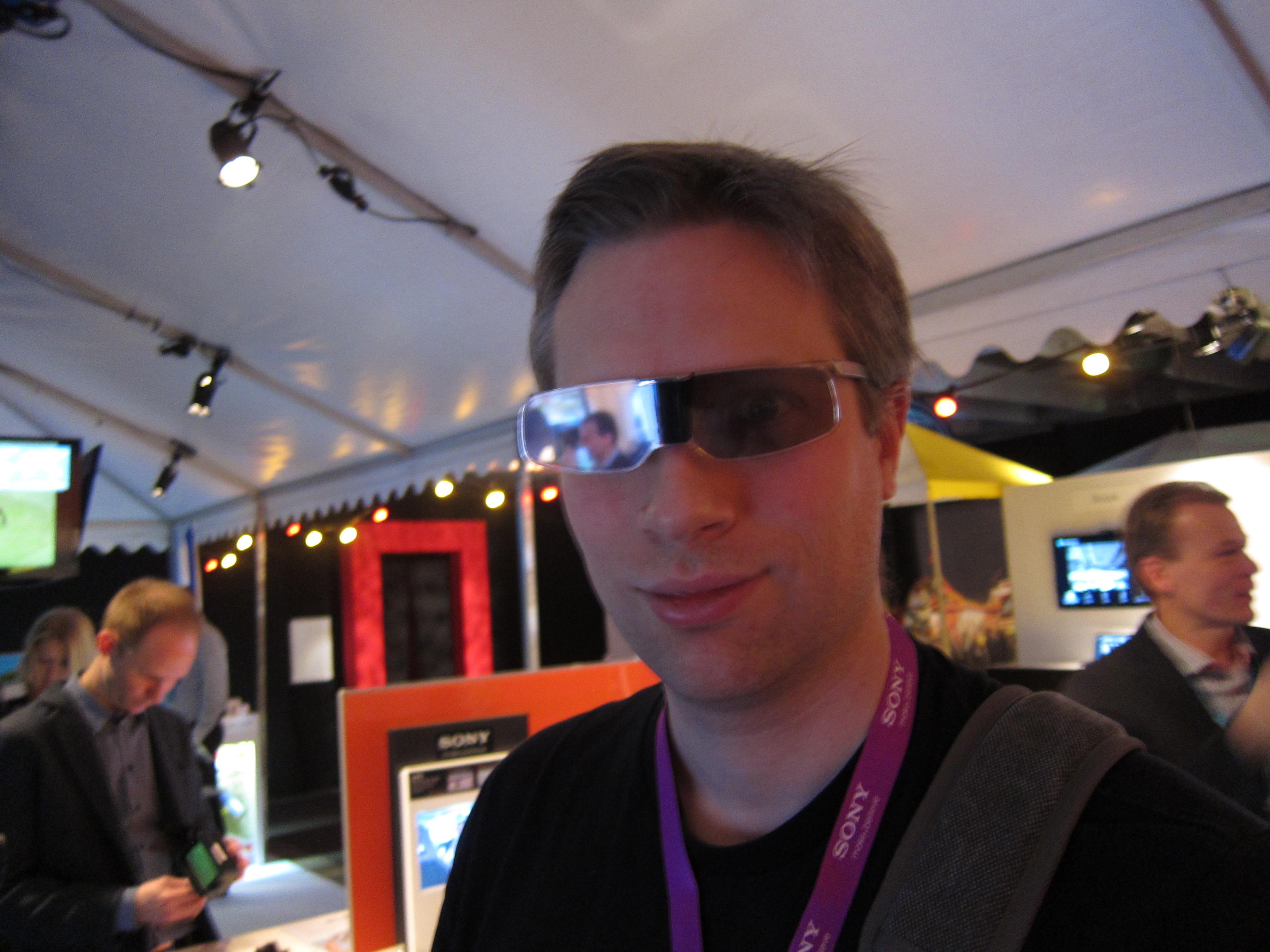 Det kan diskuteres hvor godt vår kollega kledde de nye 3D-brillene fra Sony, men de var i hvert fall langt tynnere og lettere enn tidligere 3D-briller.