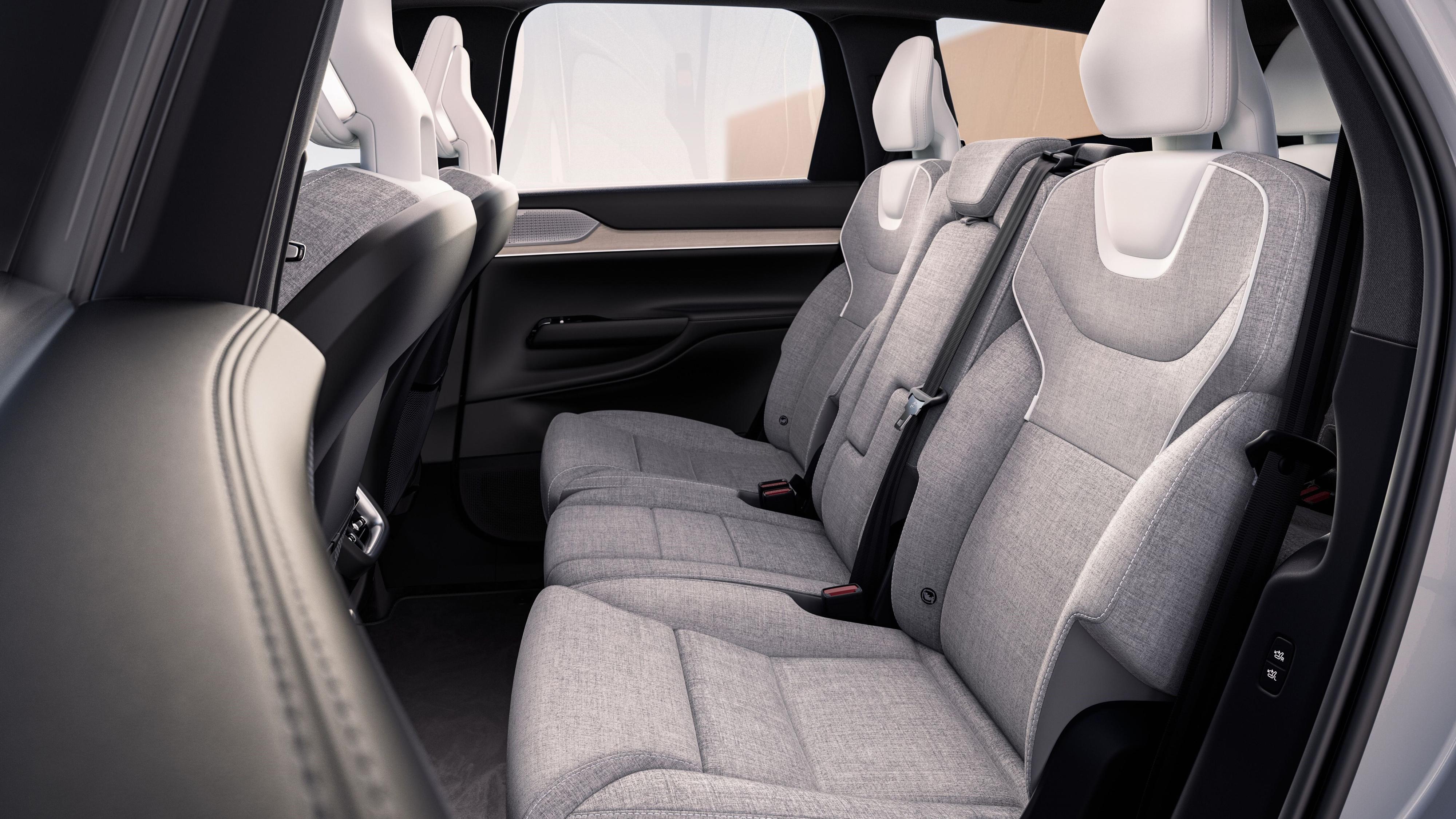 Andre seterad i EX90. Interiøret i bilen er i stor grad kledd med Volvos egenutviklede materiale «Nordico», som blant annet er basert på resirkulerte plastflasker. Setetrekkene kan også fåes i et ullblandingsmateriale, og alle alternativer er skinnfrie. 