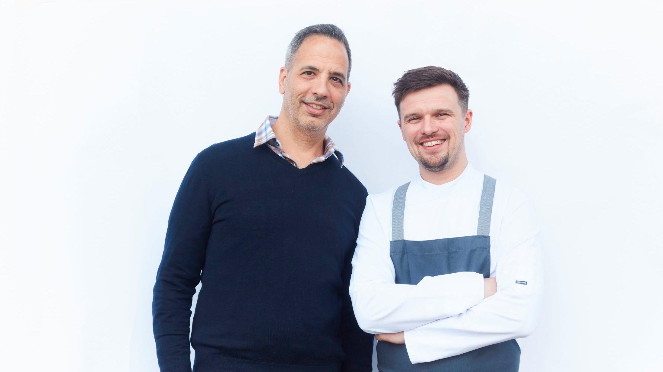 SPIRER OG GROR: Yotam Ottolenghi (til venstre), som er kjent for sin grønnsaksbaserte mat, utvider nå med en ny restaurant. Neil Campbell (til høyre) blir hovedkokk. Foto: David Loftus