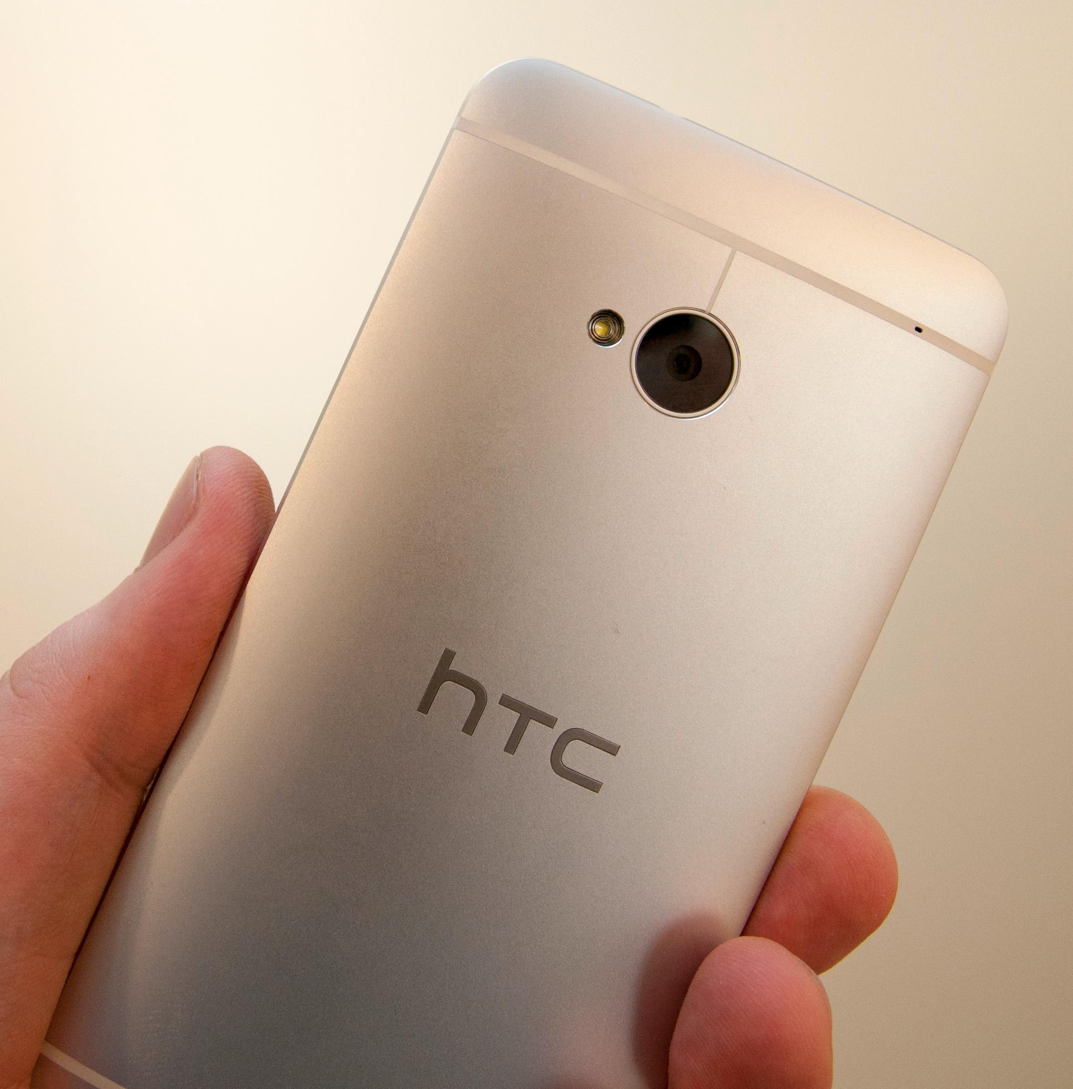 HTC måtte gjøre noe, etter å ha sett på dalende salgskurver i lang tid. Ett av svarene ble en svært spesiell kamerabrikke i HTC One. Til tross for greit salg av denne modellen, fortsetter pilene å peke nedover for mobilprodusenten.Foto: Espen Irwing Swang, Amobil.no