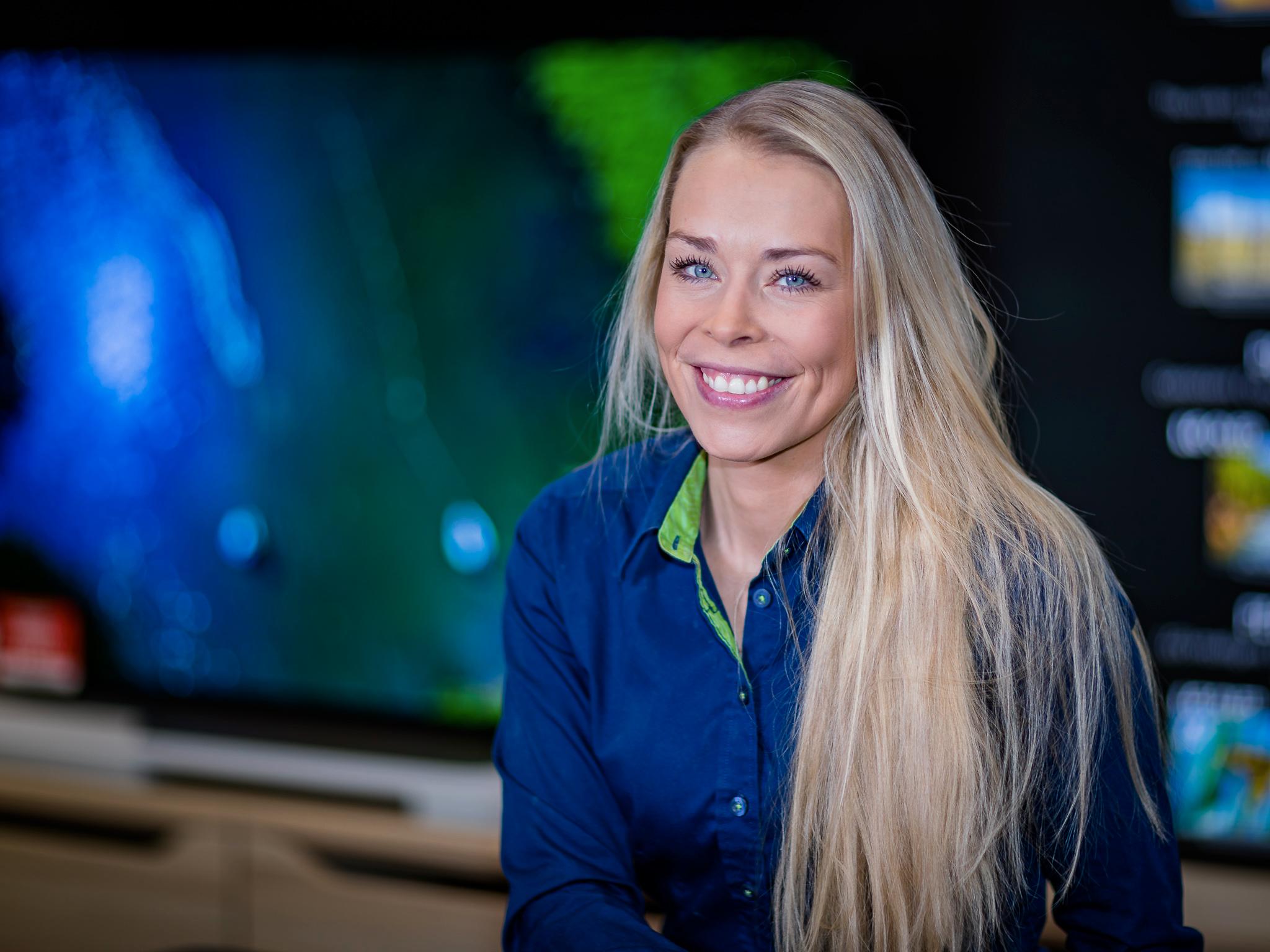 Kommunikasjonssjef Madeleine Schøyen Bergly i Elkjøp Norge ber kundene unngå å gi fra seg opplysninger om de får meldinger som tilsynelatende er fra Elkjøp på Facebook. 