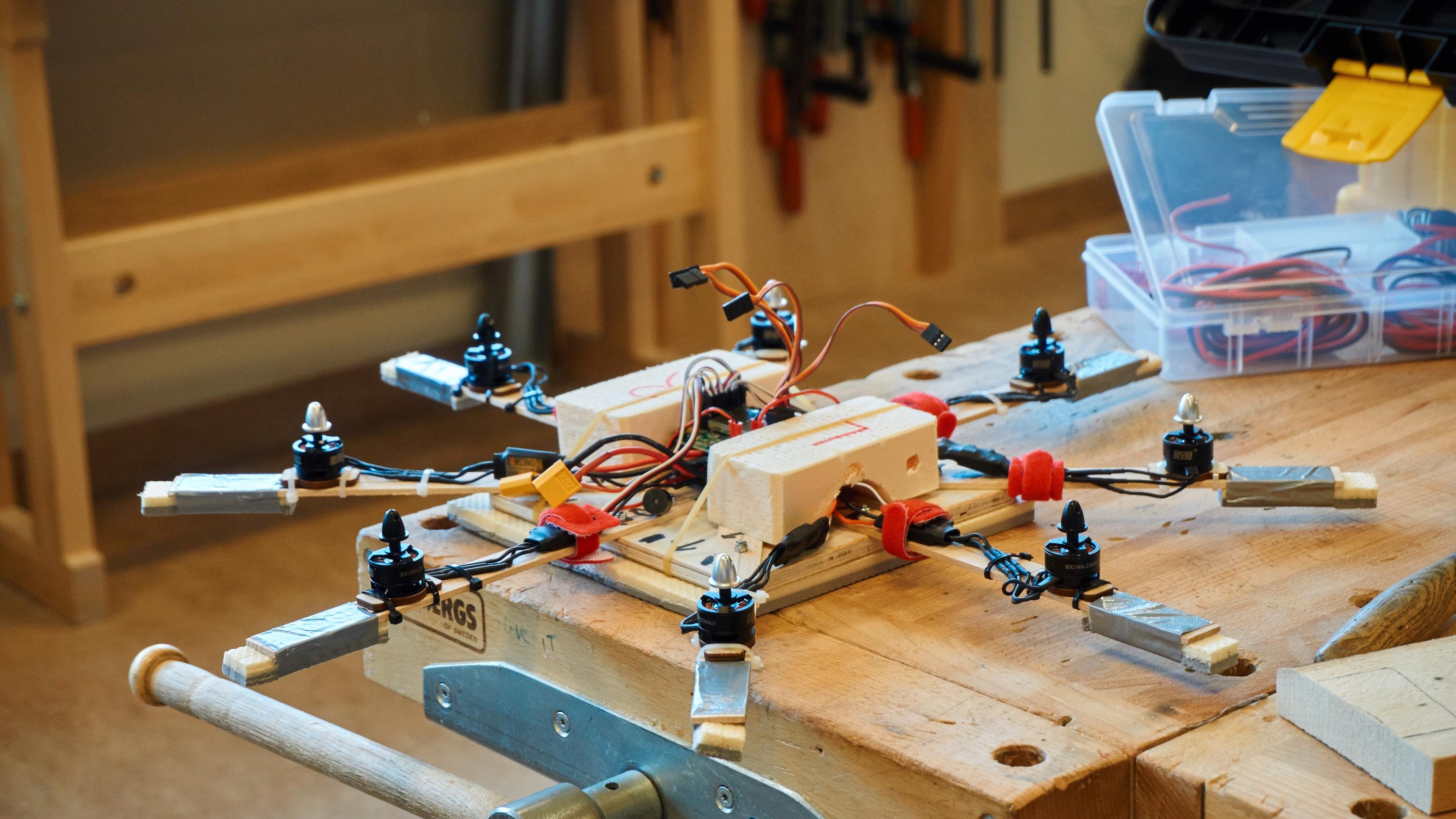 En av de første dronene vi ble vist i sløydsalen. Denne hadde Vegar, den ene kurslederen, bygget.