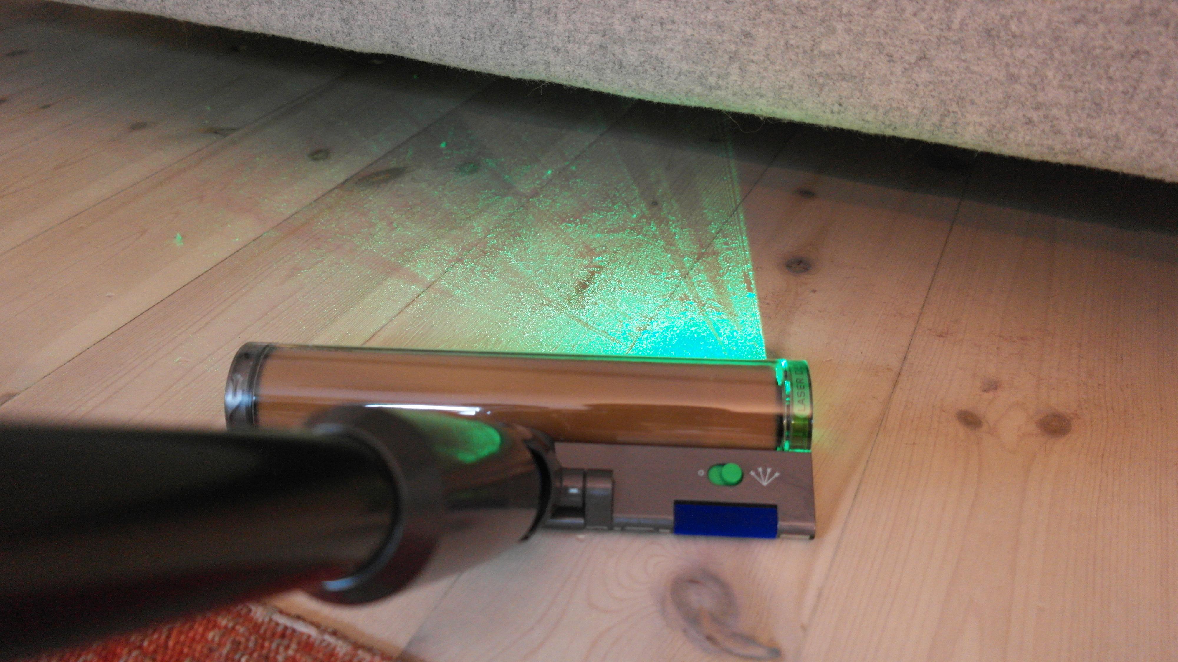 Laseren fungerer greit, men noen ganger kan det være vanskelig å se forskjell på støv og ujevnheter i gulvet.