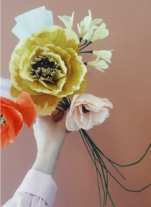 VARER «EVIG»: En nydelig blomsterbukett av papirblomster gir et vårlig preg til spisebordet.