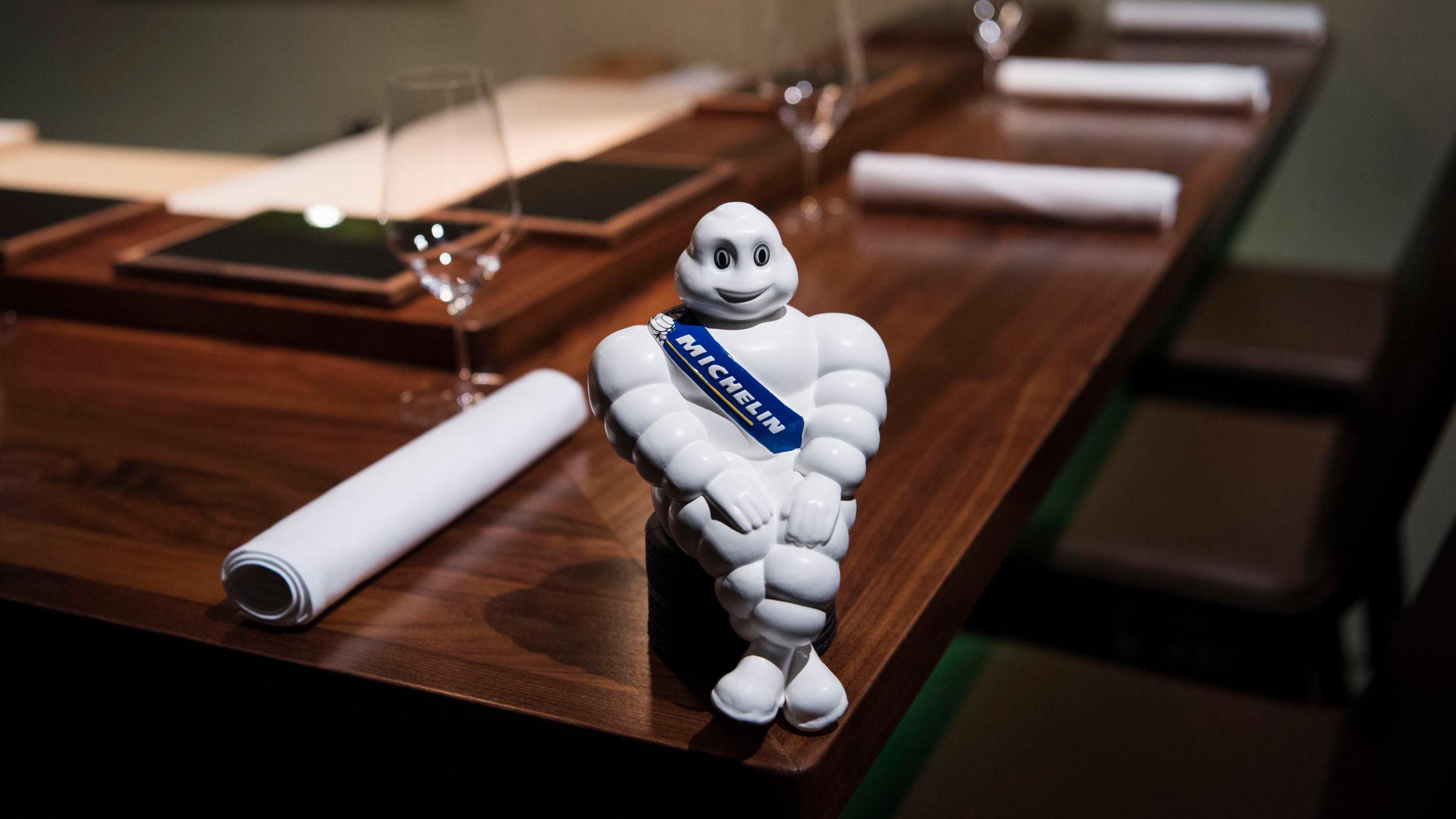 MYSTISK: Michelin har stor makt i restaurantbransjen, men hvem er egentlig inspektørene som setter stjernene? Her er Michelin-mannen hos sushi-restauranten Sabi Omakase i Stavanger. Foto: Marie Von Krogh/VG