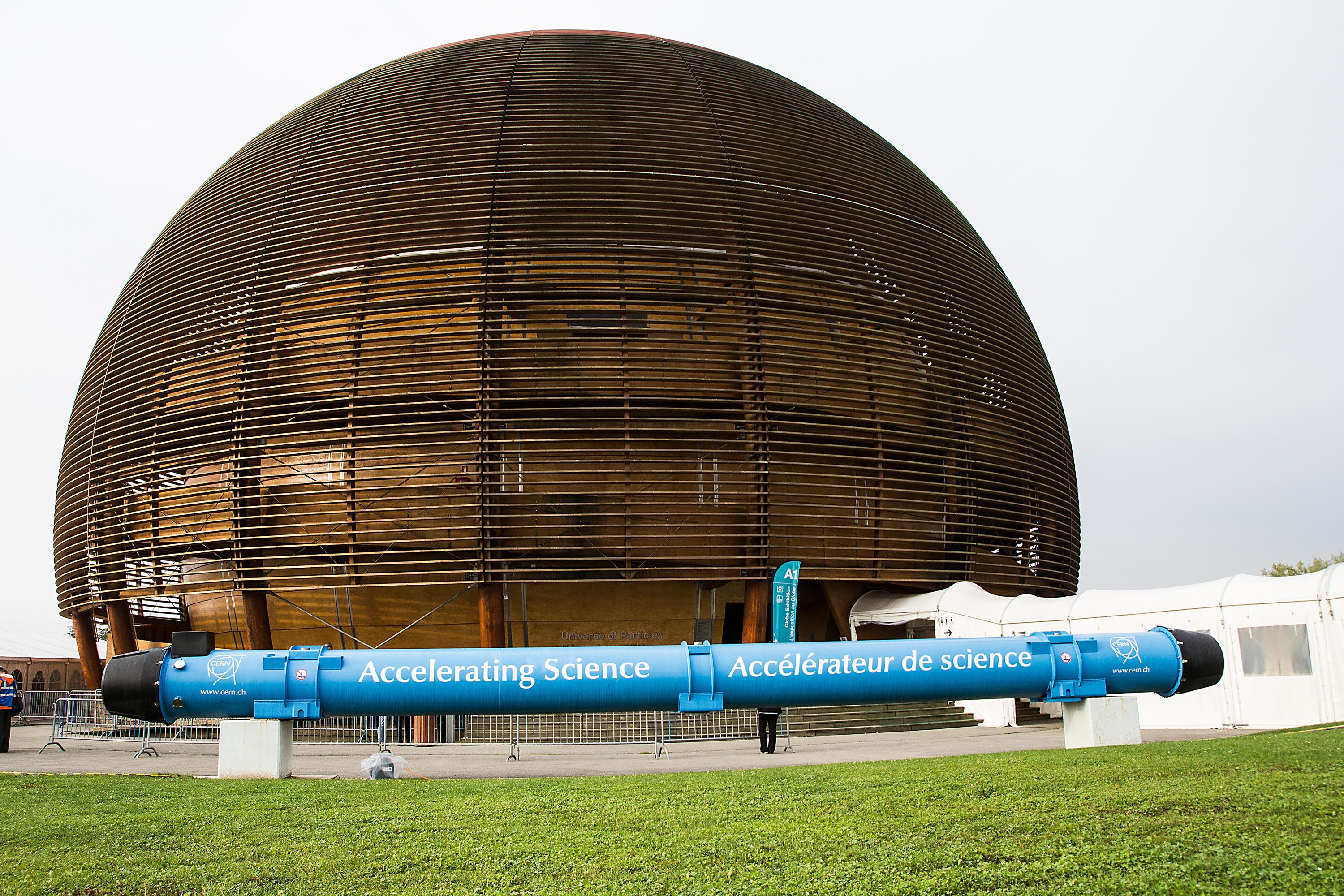 Etter endt produksjon blir de 50 meter lange magnetene fraktet til et eget anlegg hos CERN, som gjør den siste kvalitetssjekken. Her blir også magnetens egenskaper målt med uhyre nøyaktig preisjon, målinger som avgjør hvor i LHC magneten skal plasseres. En magnet som presterer litt under målet blir da satt sammen med andre magneter som retter opp i dette, et veldig nøyaktig og viktig logistikkprogram CERN bruker for å ha full kontroll på alle egenskapene i LHC. Foto: Jørgen Elton Nilsen, Hardware.no