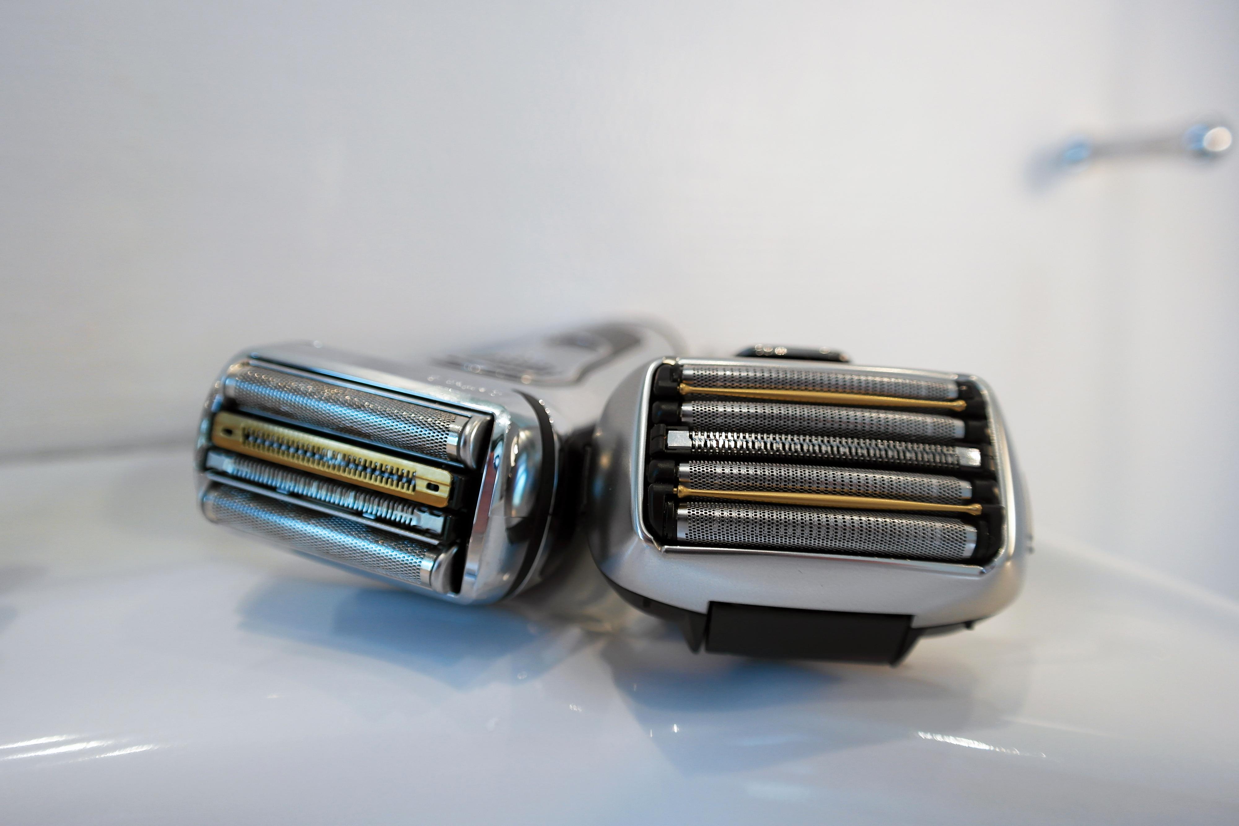 Her er en sammenligning av barberhodene på de to maskinene med vibrerende hoder. Braun til venstre og Panasonic til høyre.
