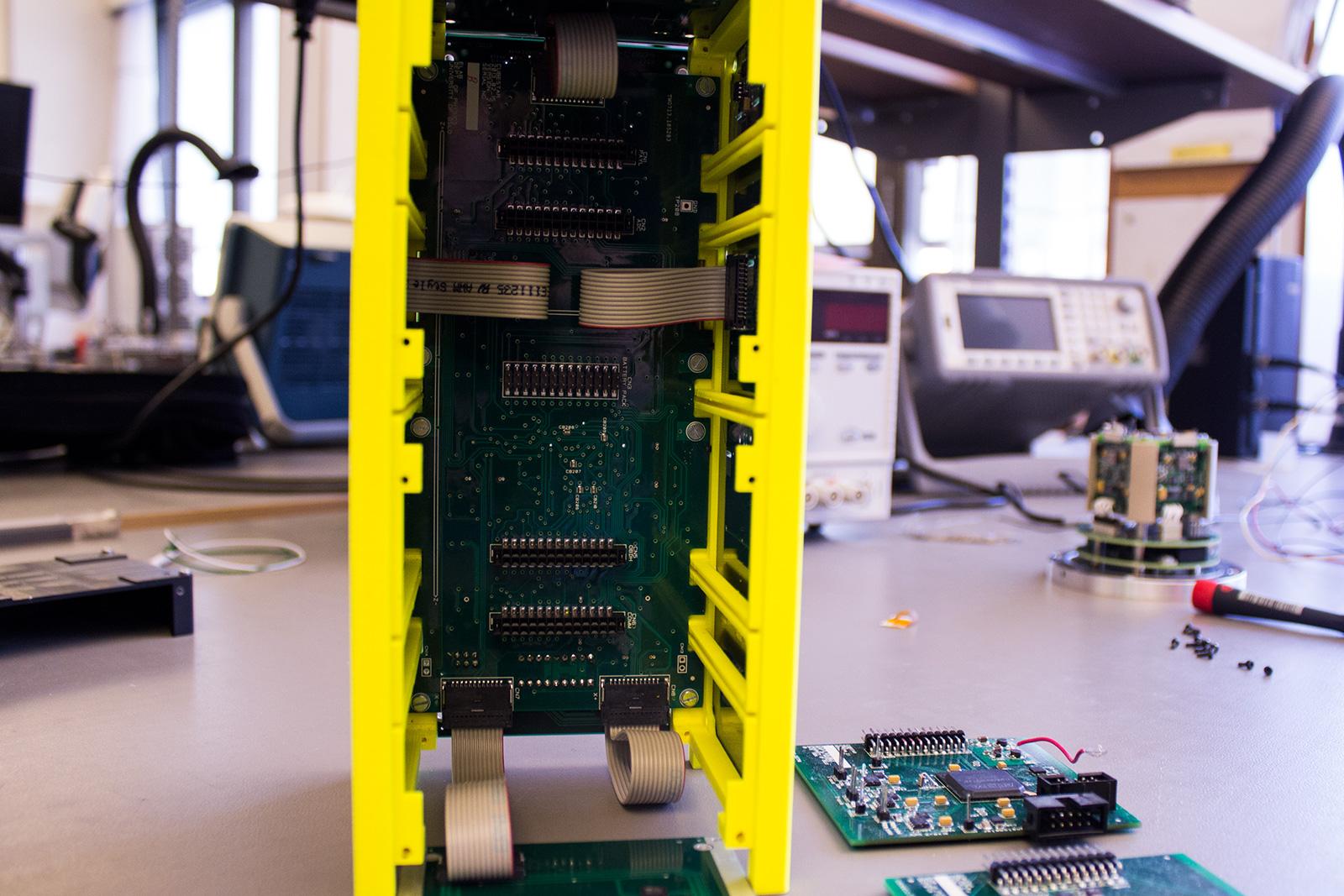 Komponentene testes i en 3D-printet ramme.Foto: Varg Aamo, hardware.no