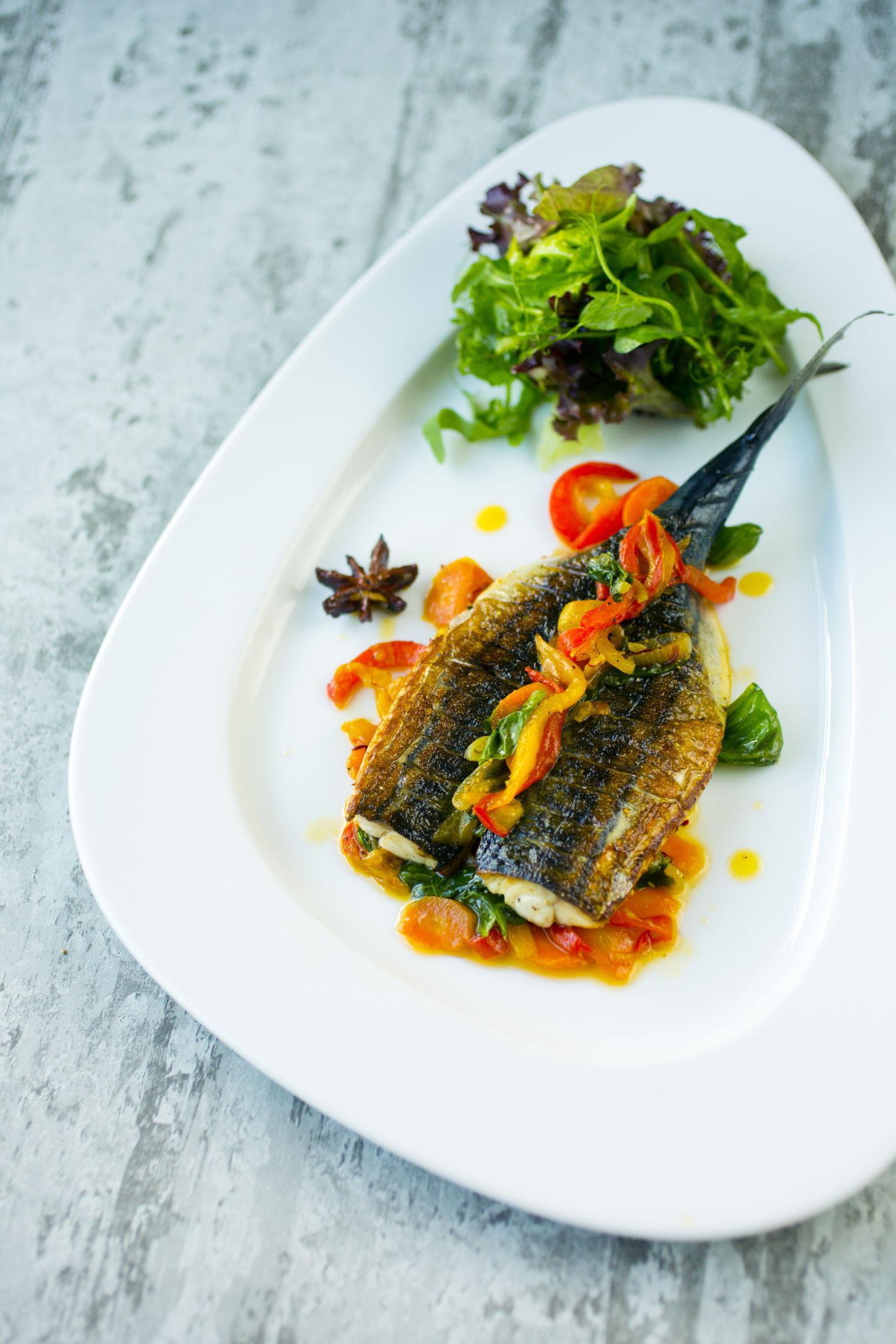 Søreuropeisk twist: Makrellen tåler godt å matches med søte og syrlige middelhavsinspirerte grønnsaker. Foto: Sara Johannessen