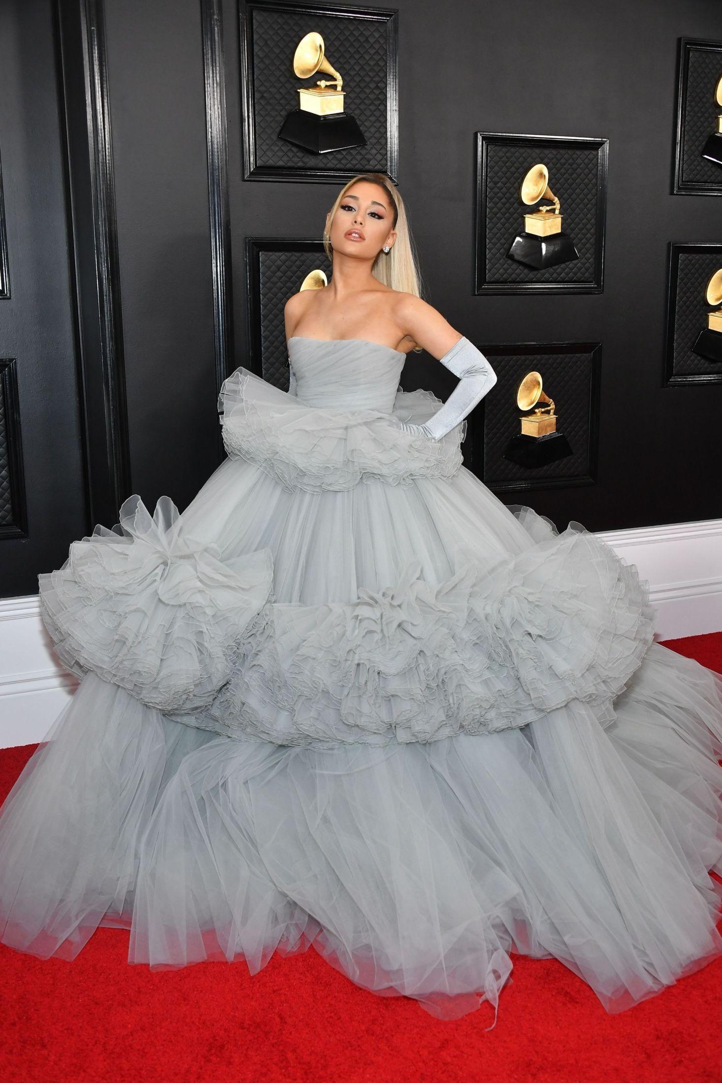 KVELDENS STØRSTE: Ariana Grande hadde en av kveldens villeste kjoler. Den var laget av metervis med tyll. Foto: Amy Sussman/Getty Images/AFP.
