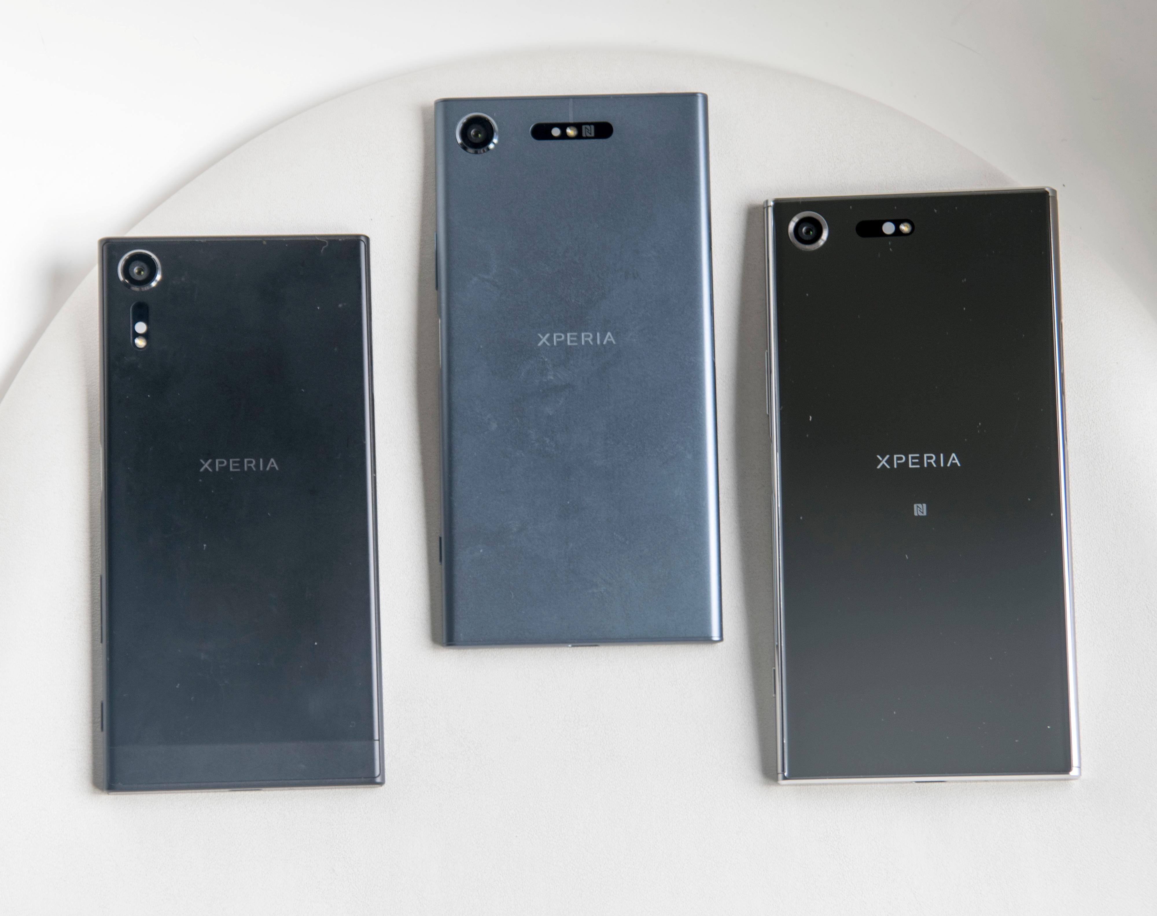 Fra venstre: Xperia XZs, Xperia XZ1 og Xperia XZ Premium. Pussig nok er den blankeste telefonen den som er renest i dette bildet. Sannheten er at den samler vesentlig mer på fingeravtrykk enn de andre, men den er også enklere å gjøre ren.