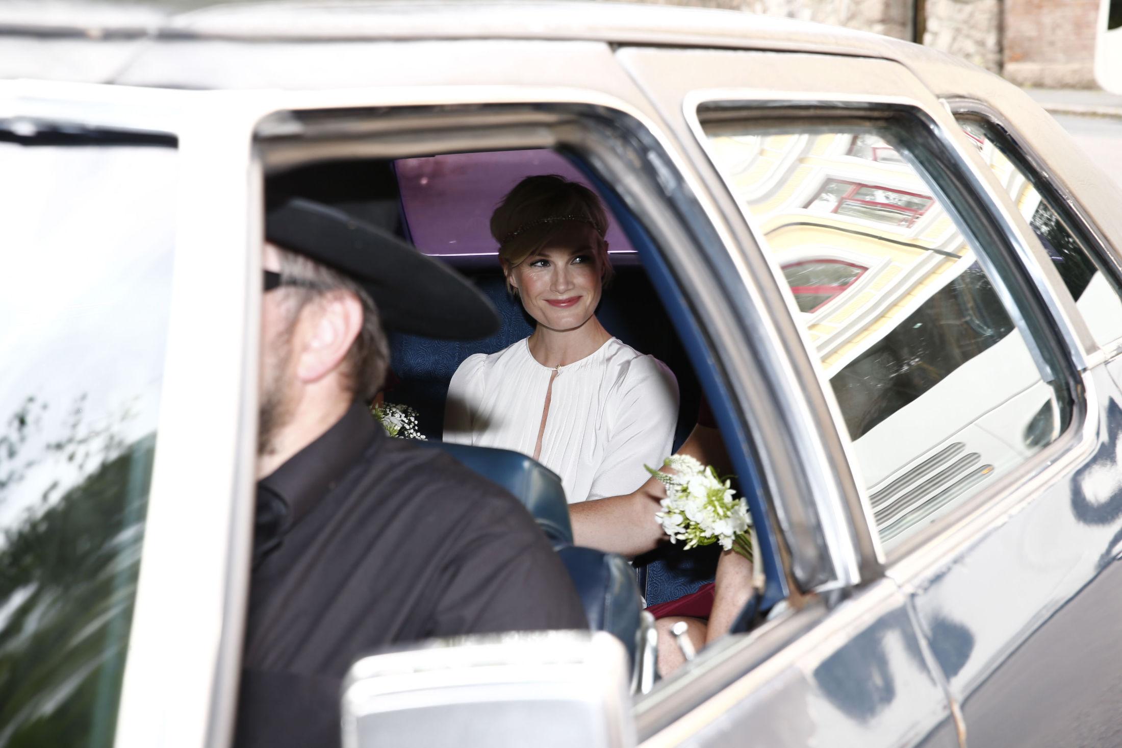 SPENT: Bruden ankom kirken i en blå Cadillac. Foto: Mattis Sandblad/VG