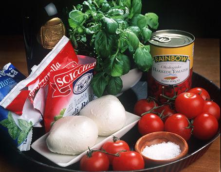 I Campania-regionen med Napoli som hovedstad, er mozarellaen obligatorisk på antipesto-bordet, i salater som Caprese med tomat, basilikum og mozzarella, men også i gratinerte smørbrød og selvsagt på den italienske pizzaen. (Foto: Jonas Haarr Friestad)