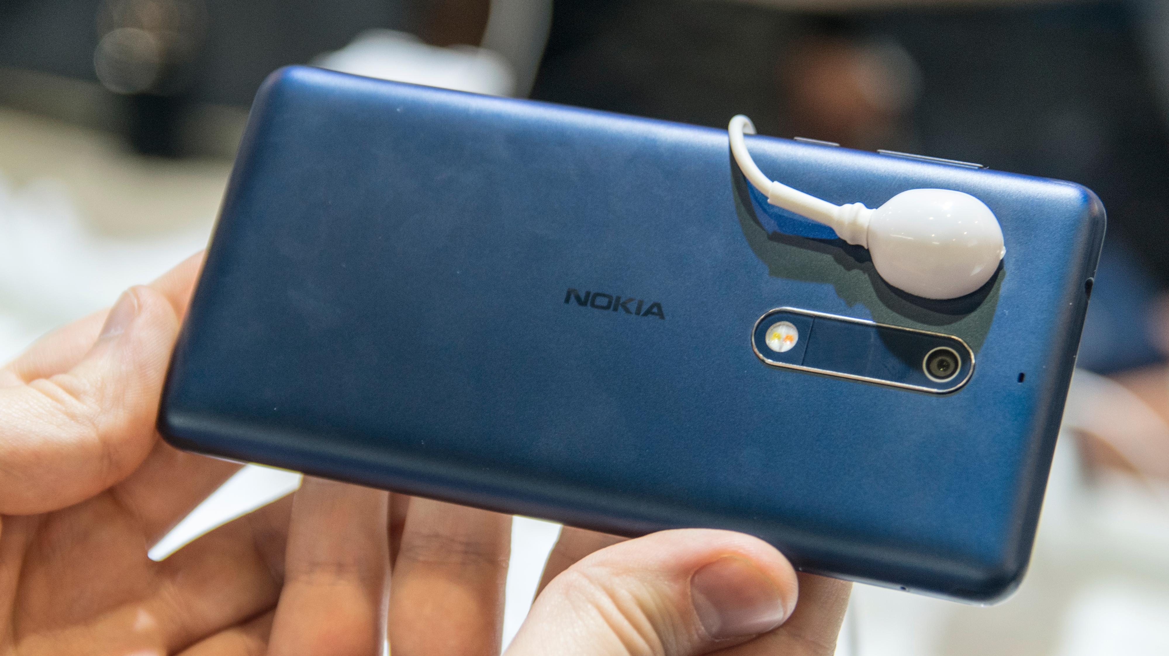 Nokia 5 er mer kompakt enn Nokia 6, men ellers har de to telefonene mye til felles.