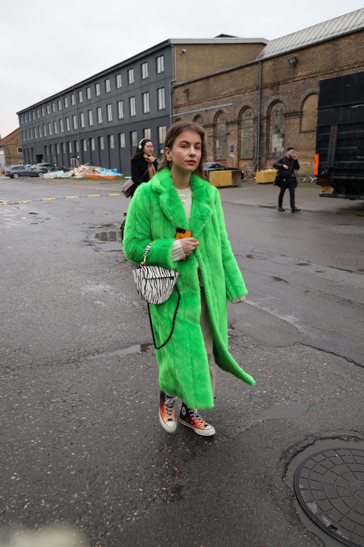 NEON: Grønn jakke kombinert med Converse med flammemønster. Foto: MinMote.