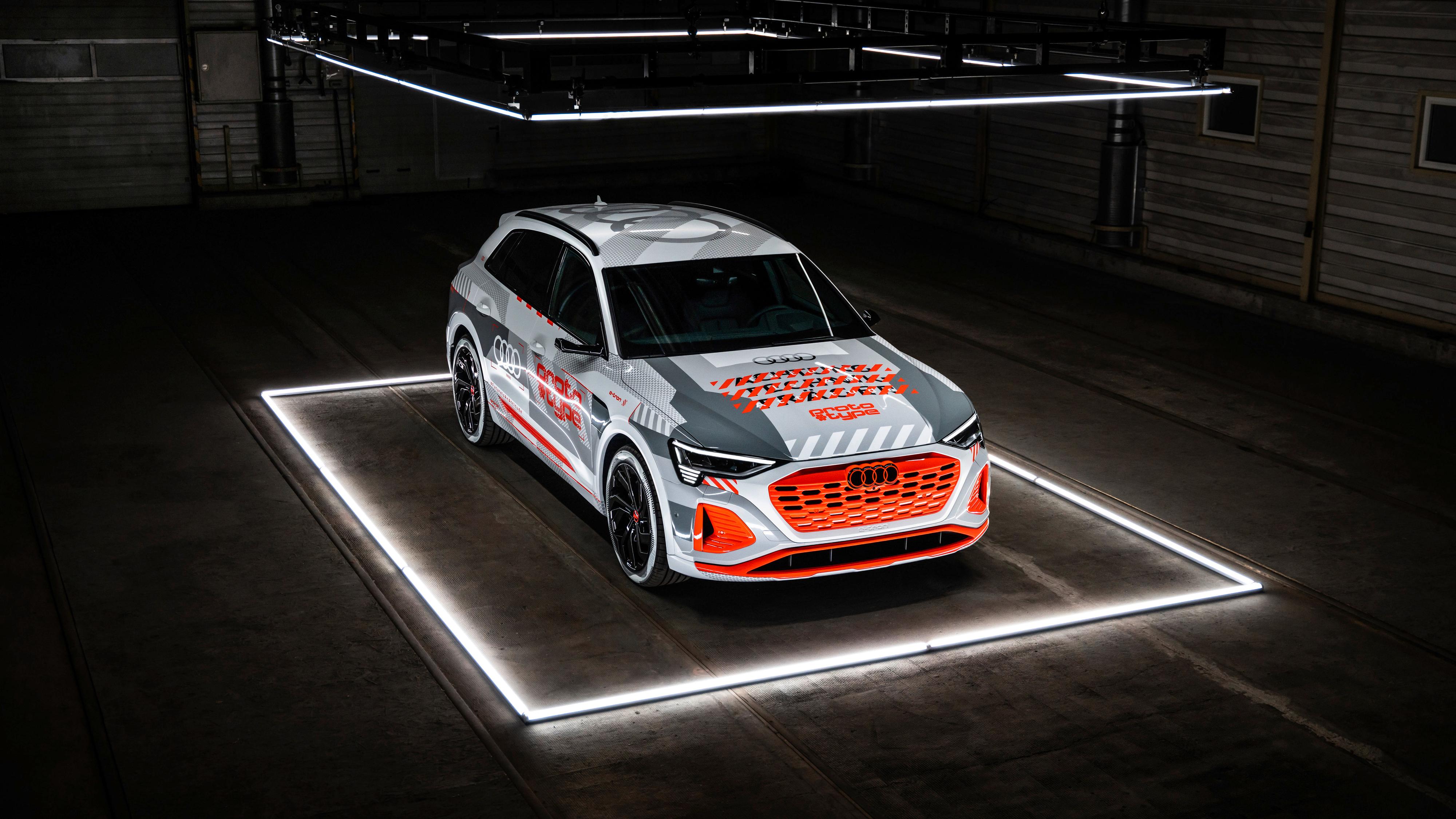 Audi begynner jobben med å tromme opp oppmerksomhet rundt sin nye e-tron-modell. Den skal komme senere i år, og her er det første offisielle bildet. 