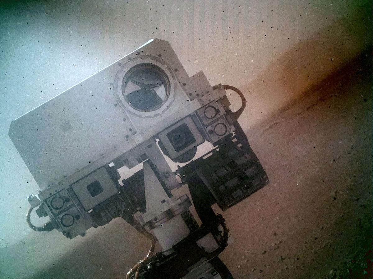MYE OPPMERKSOMHET: Dette selvportrettet ga Curiosity mye oppmerksomhet på nett i begynnelsen av september. Det store «øyet» er kjøretøyets laser.Foto: JPL-Caltech (NASA)